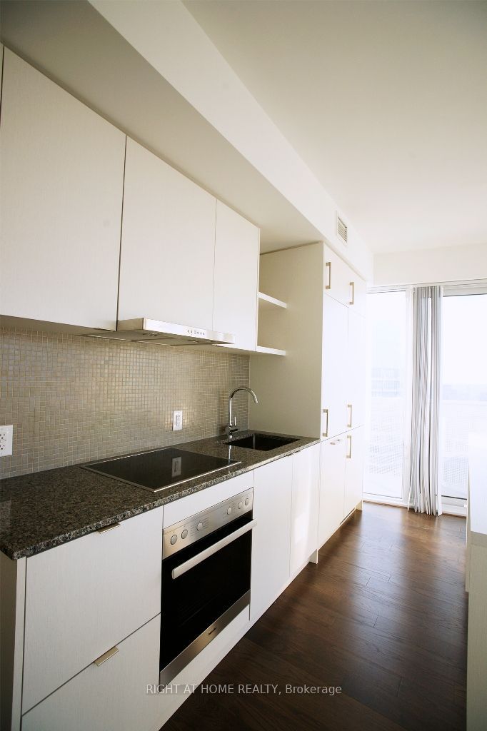 100 Harbour Street 5704, Toronto, ON M5J 0B5 photo 5
