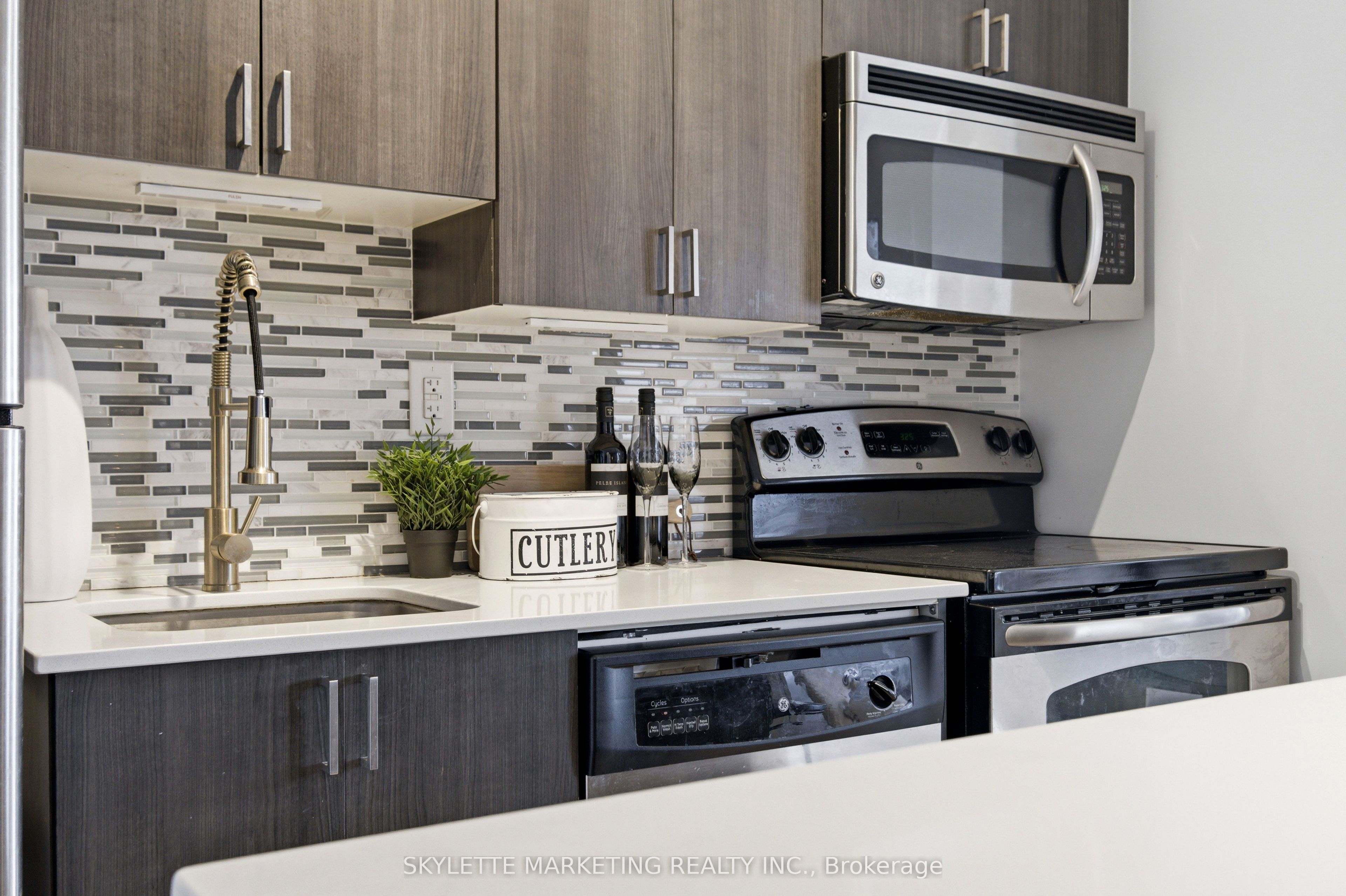 801 Sheppard Avenue W 701, Toronto, ON M3H 0A8 photo 5