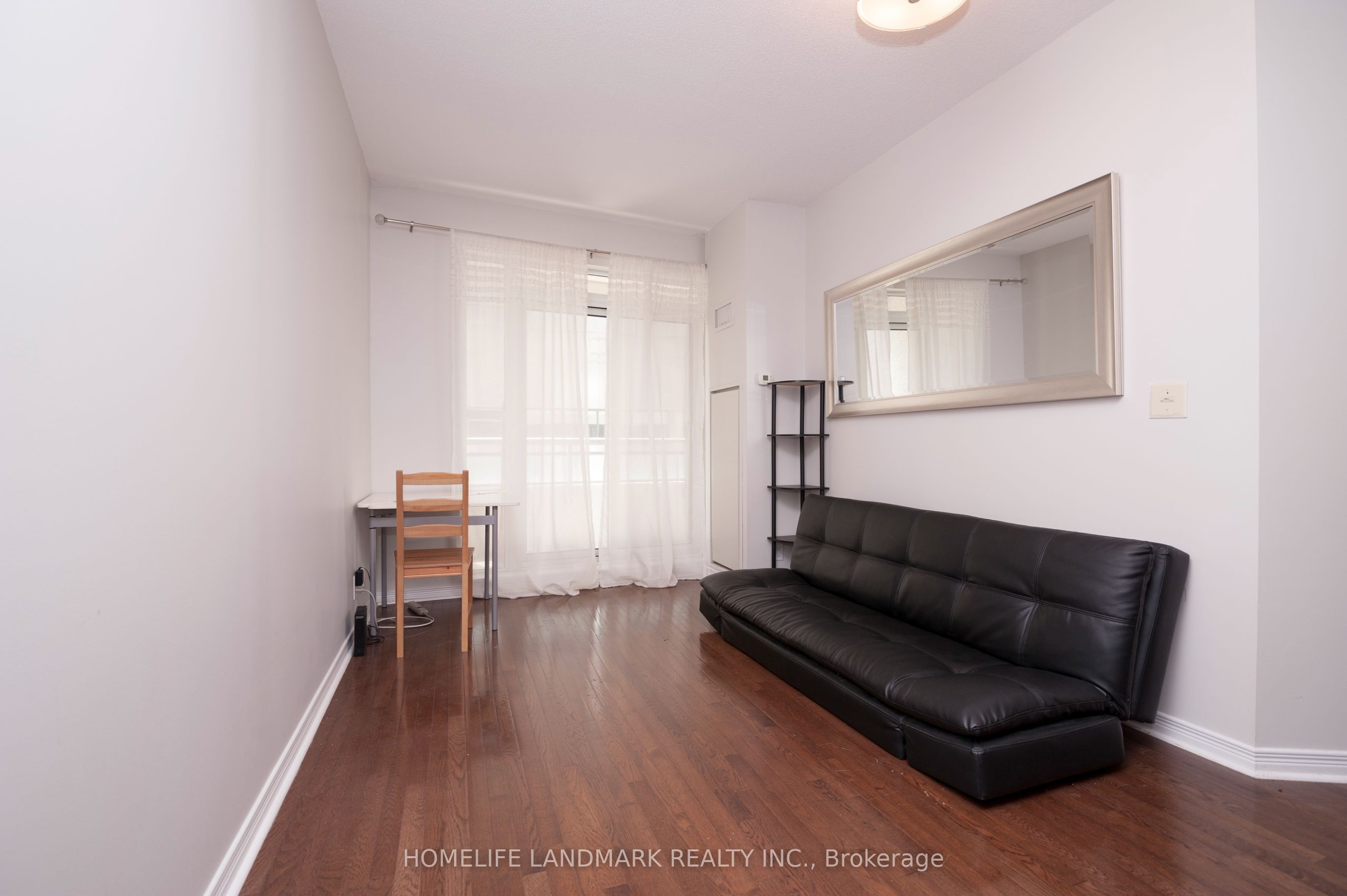 736 Spadina Avenue 417, Toronto, ON M5S 2J6 photo 2