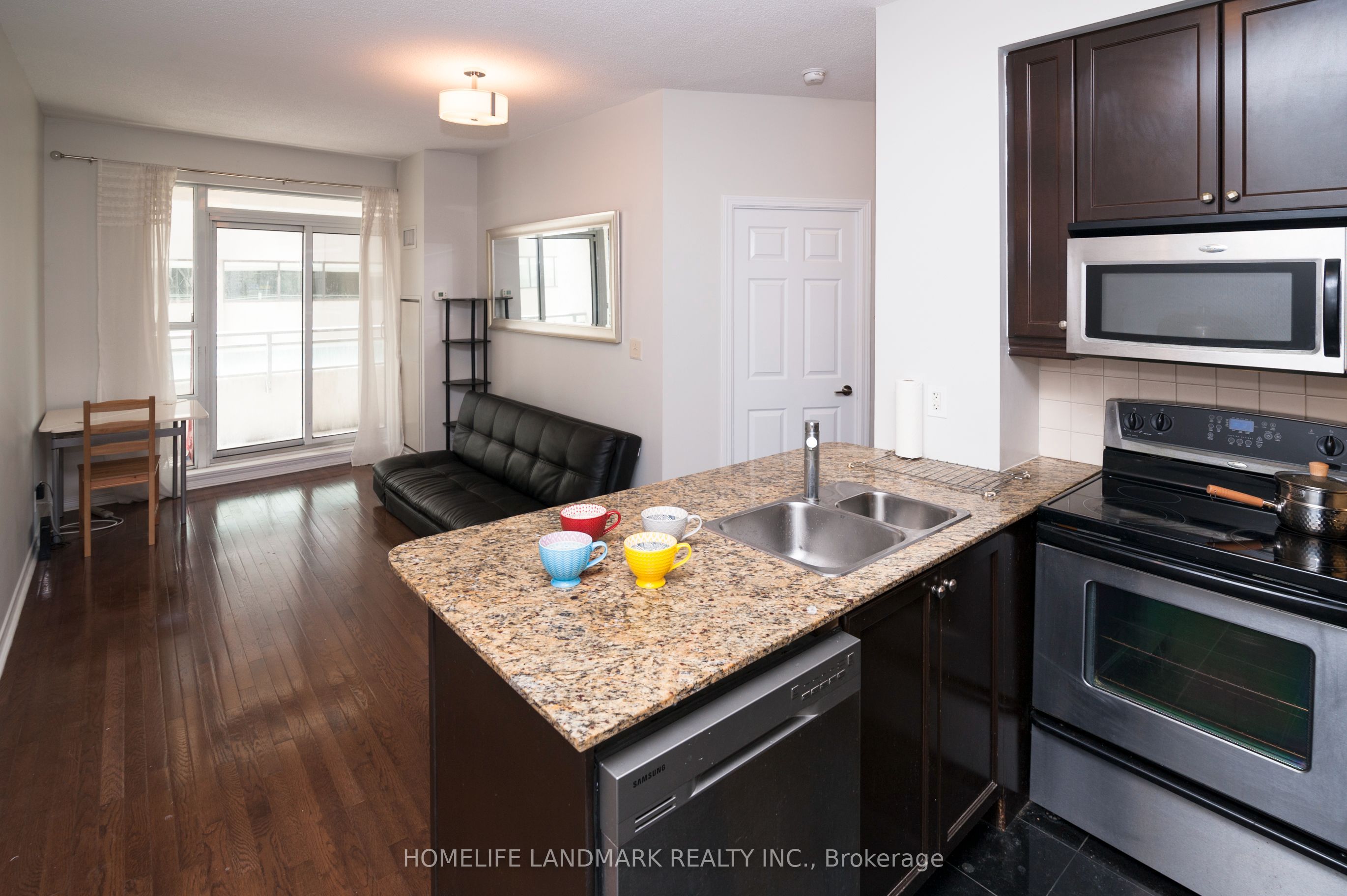 736 Spadina Avenue 417, Toronto, ON M5S 2J6 photo 3