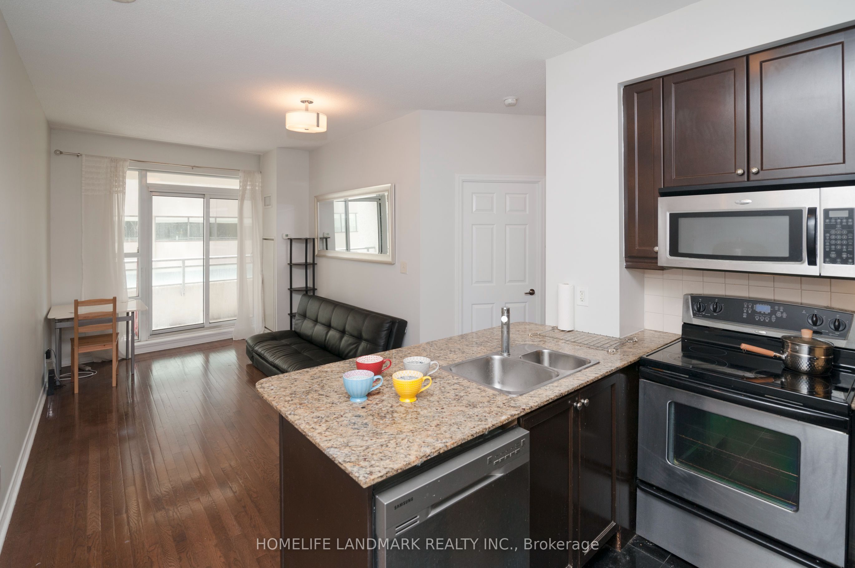 736 Spadina Avenue 417, Toronto, ON M5S 2J6 photo 4