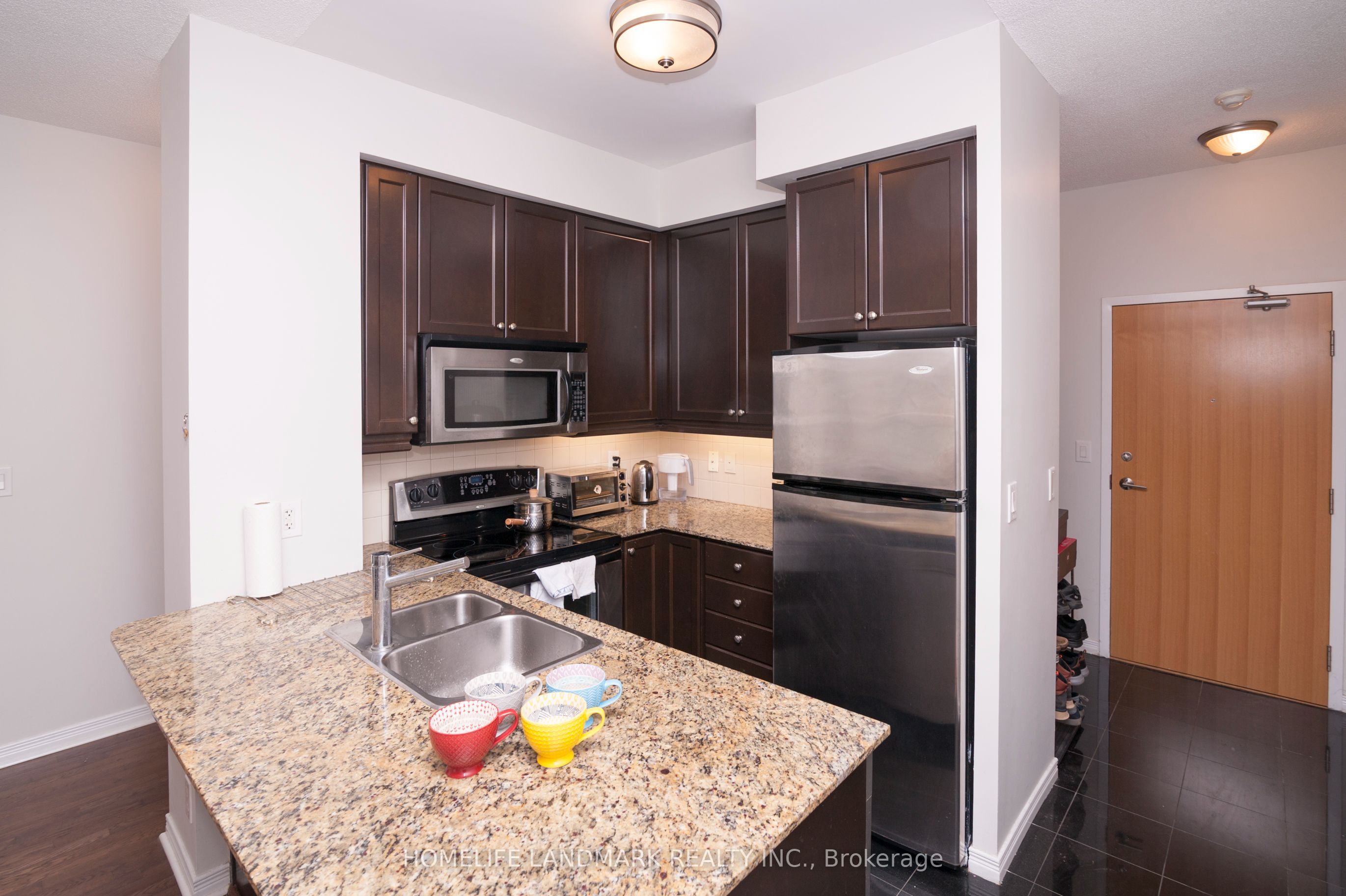 736 Spadina Avenue 417, Toronto, ON M5S 2J6 photo 5