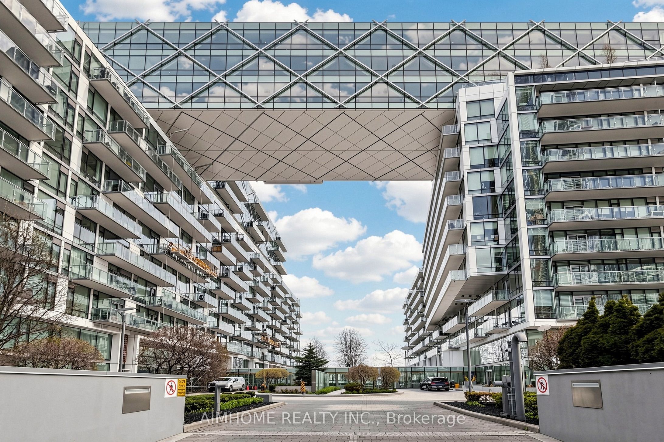39 Queens Quay 328, Toronto, ON M5E 0A4