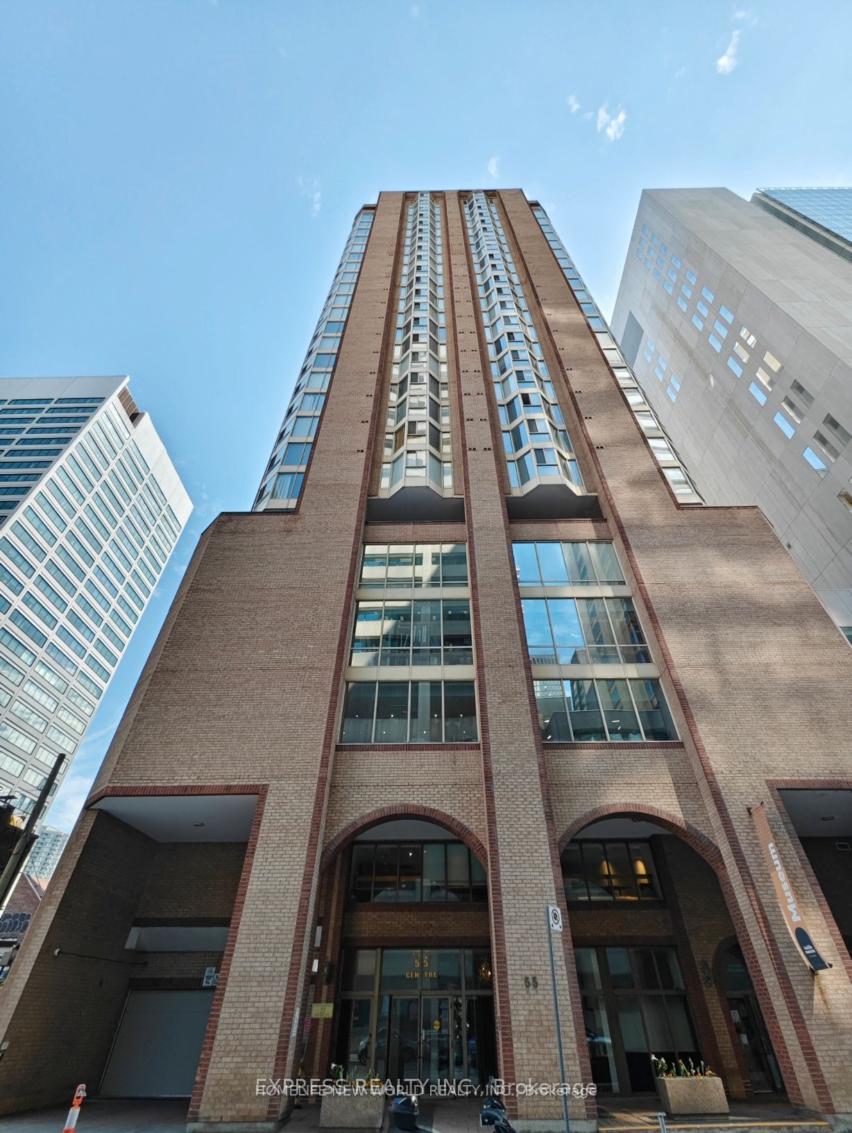 55 Centre Avenue 604, Toronto, ON M5G 2H5