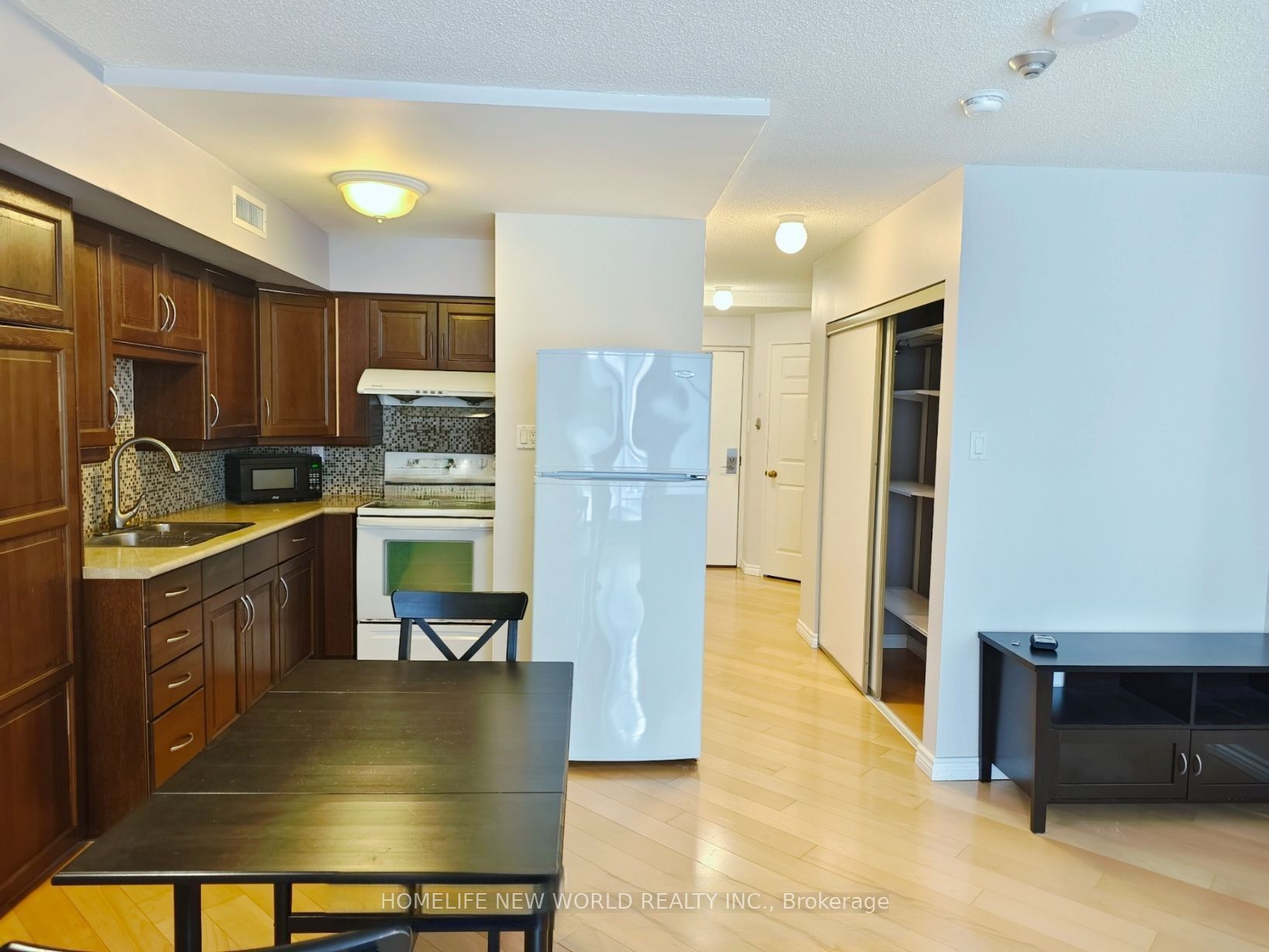 55 Centre Avenue 604, Toronto, ON M5G 2H5 photo 3