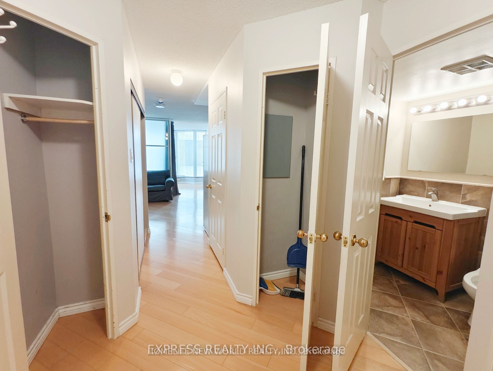 55 Centre Avenue 604, Toronto, ON M5G 2H5 photo 5