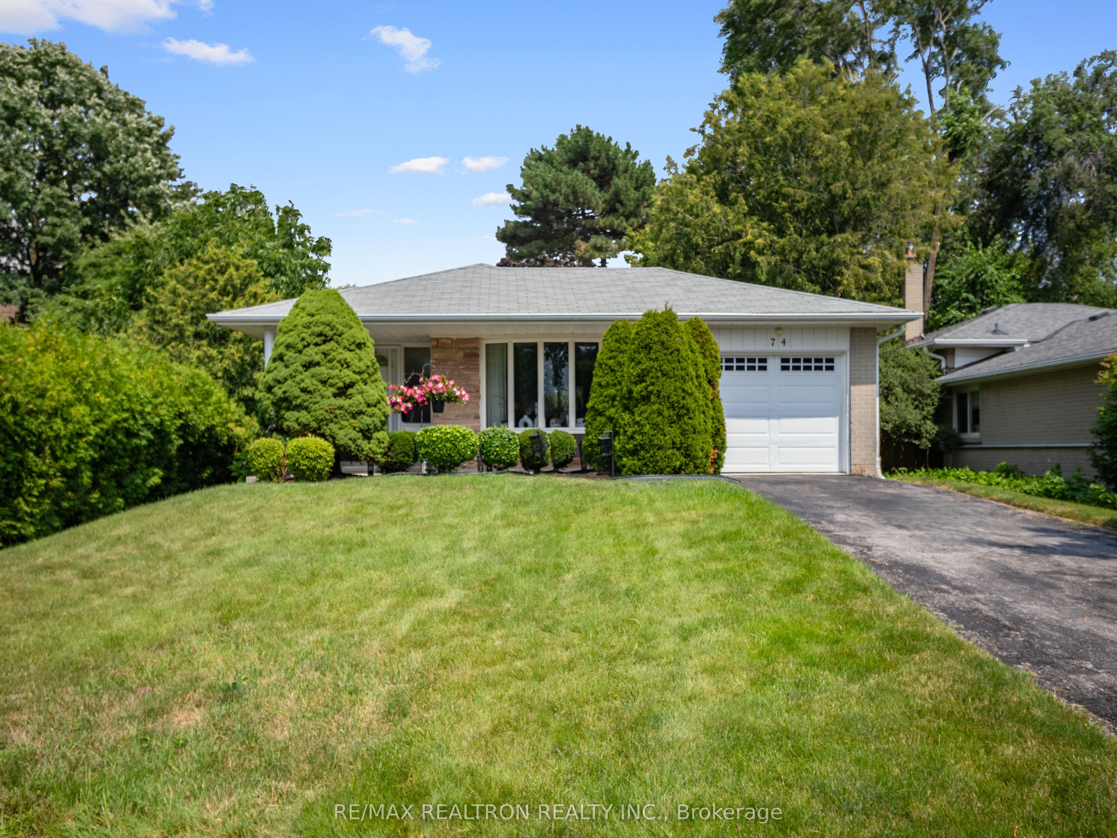 74 Threadneedle Crescent, Toronto, ON M2H 1Z6
