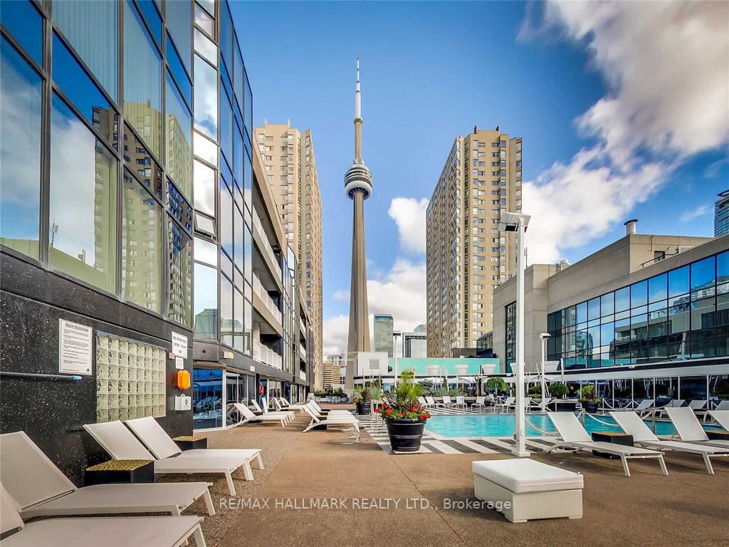251 Queens Quay W 404, Toronto, ON M5J 2N6