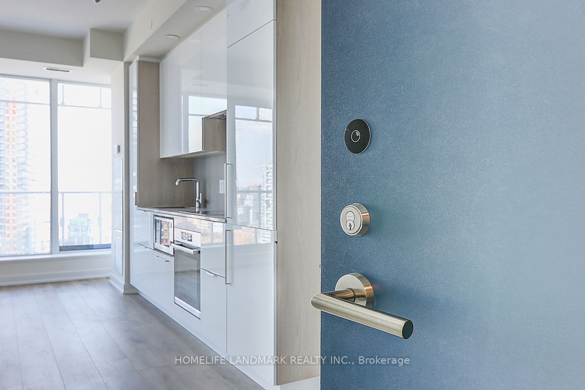 28 Freeland Street 1708, Toronto, ON M5E 0E3 photo 2