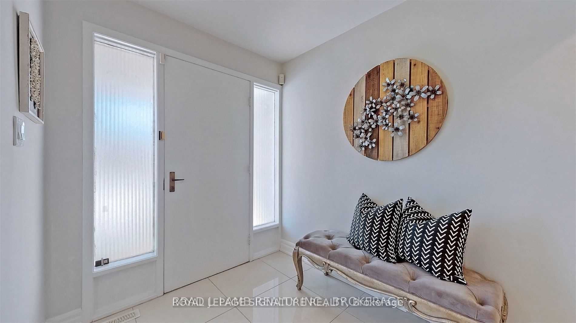 17 Baroness Crescent Upper, Toronto, ON M2J 3K4 photo 2
