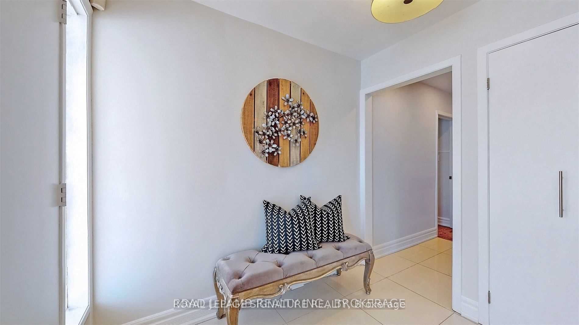 17 Baroness Crescent Upper, Toronto, ON M2J 3K4 photo 3