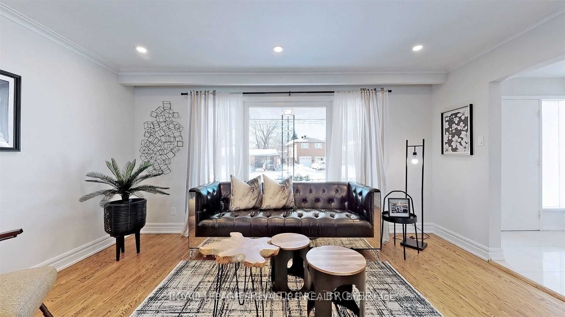 17 Baroness Crescent Upper, Toronto, ON M2J 3K4 photo 4
