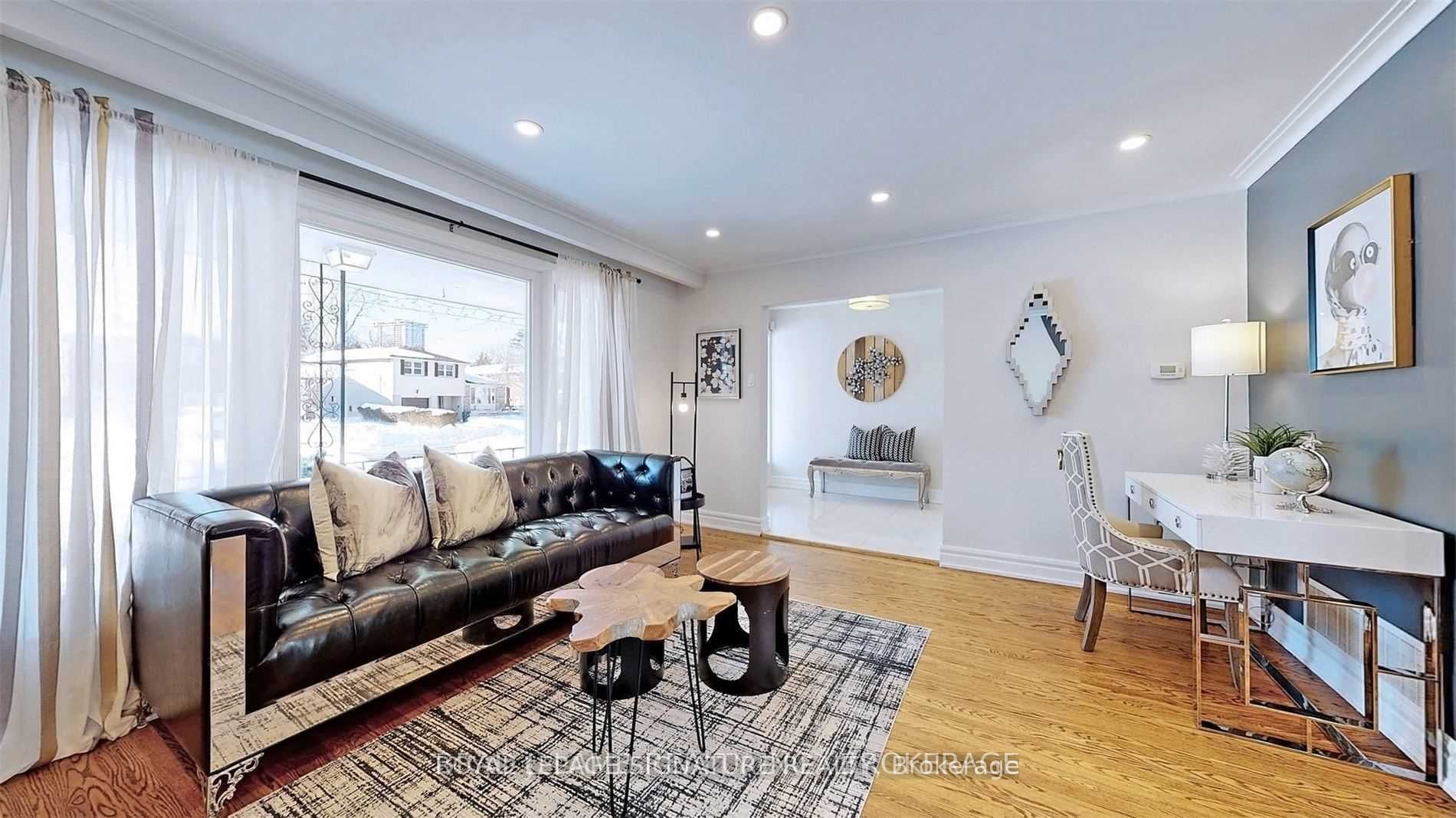 17 Baroness Crescent Upper, Toronto, ON M2J 3K4 photo 5