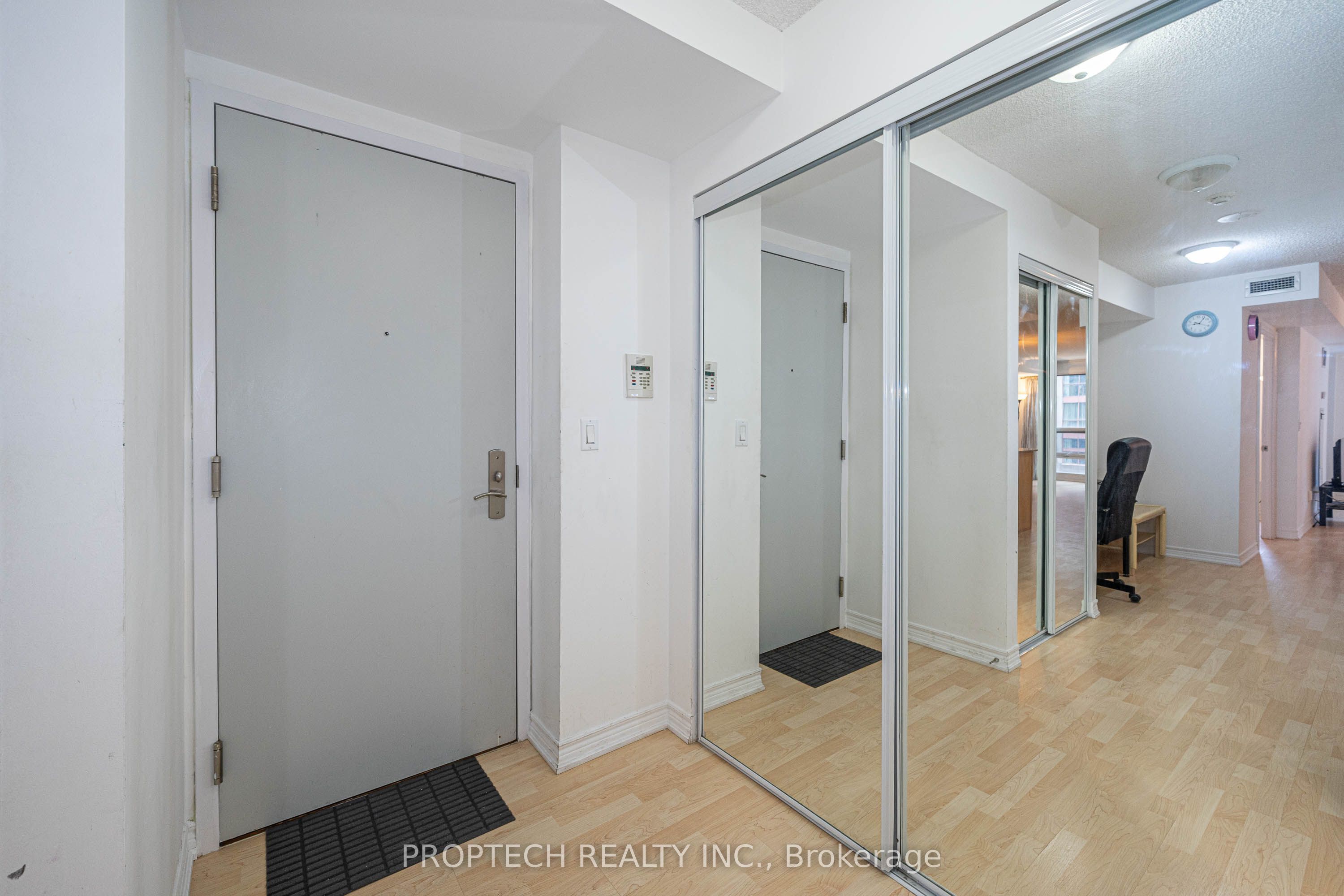 761 Bay Street 411, Toronto, ON M5G 2R2 photo 2