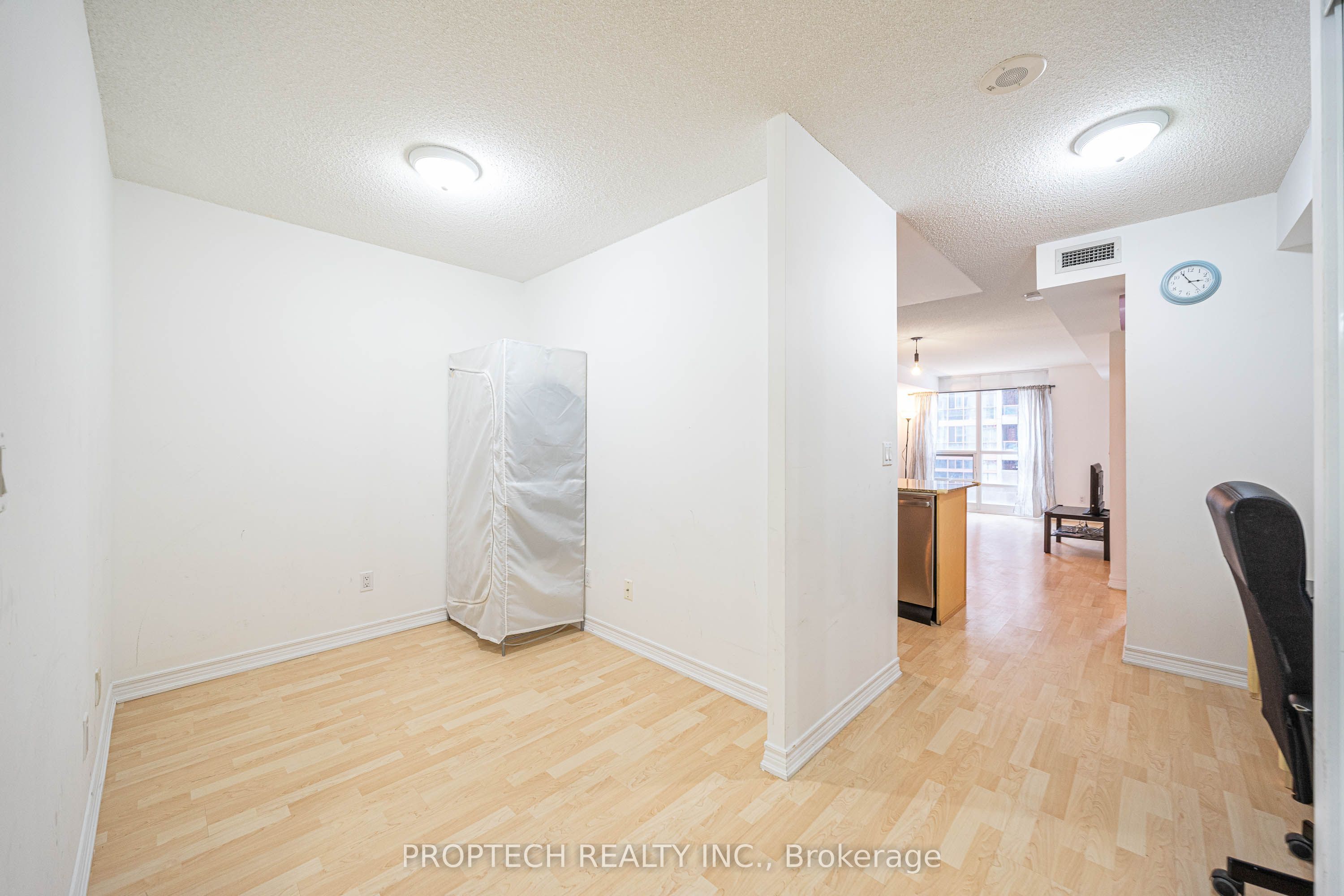 761 Bay Street 411, Toronto, ON M5G 2R2 photo 4