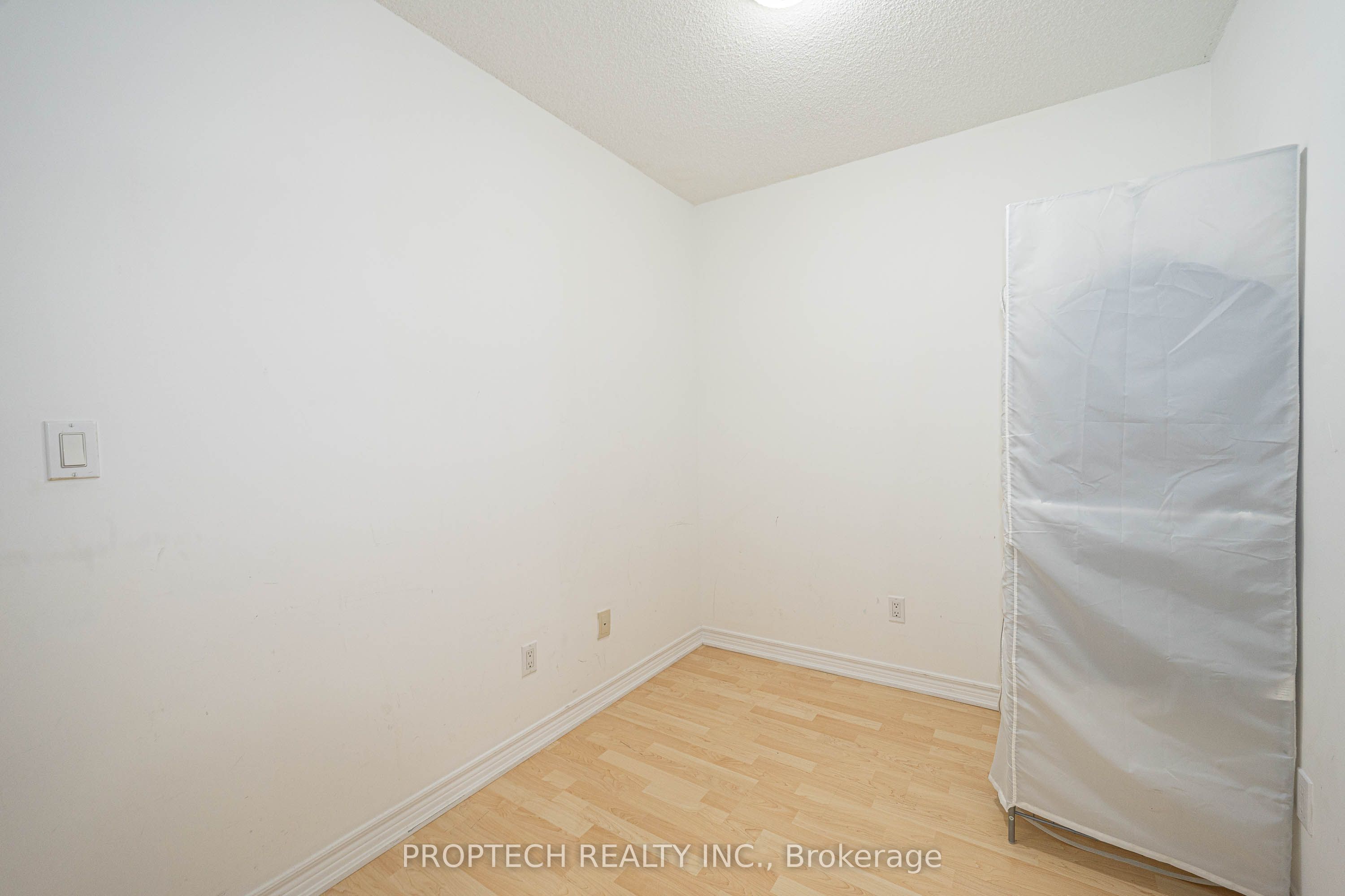 761 Bay Street 411, Toronto, ON M5G 2R2 photo 5