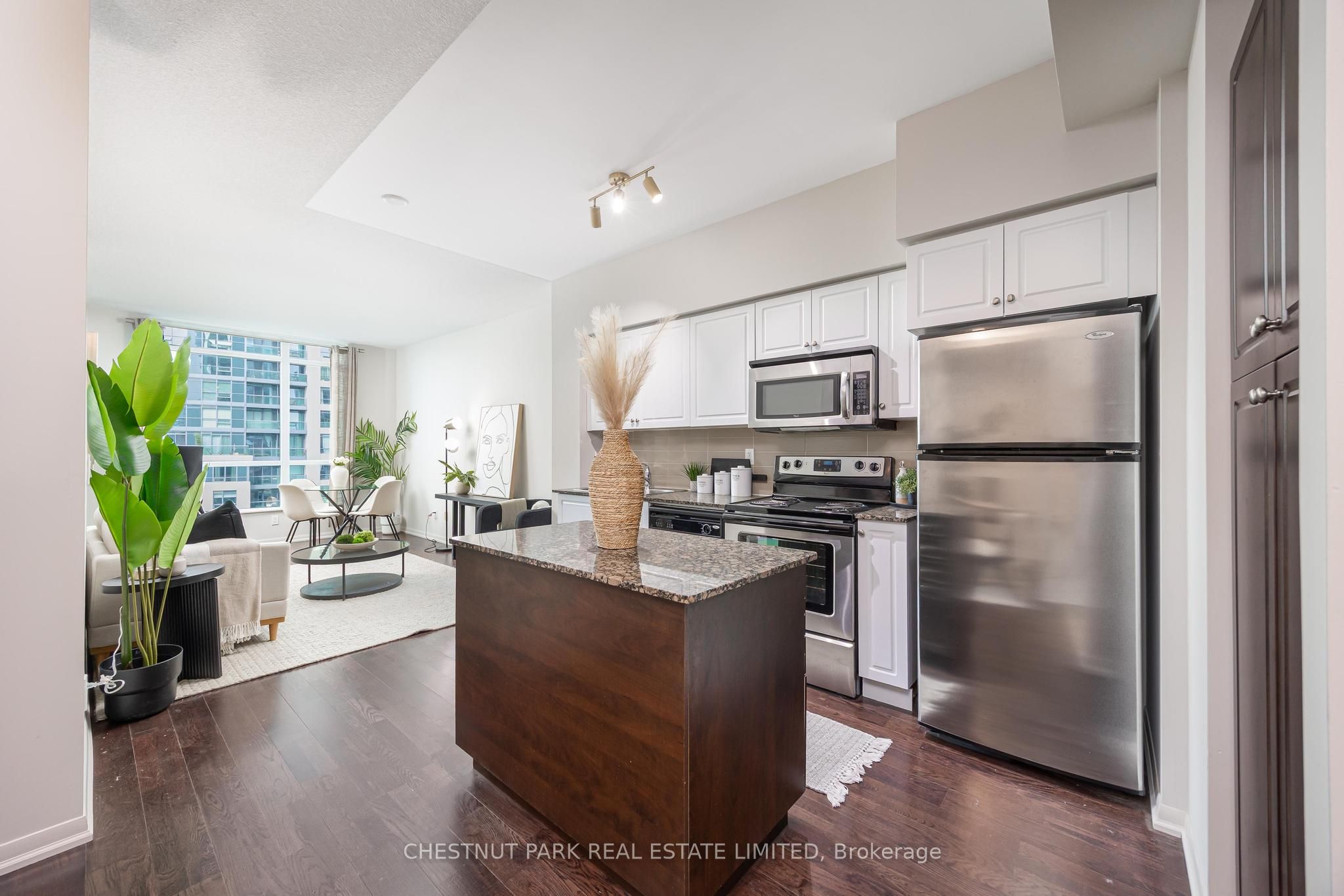 215 Fort York Boulevard 808, Toronto, ON M5V 4A2 photo 2