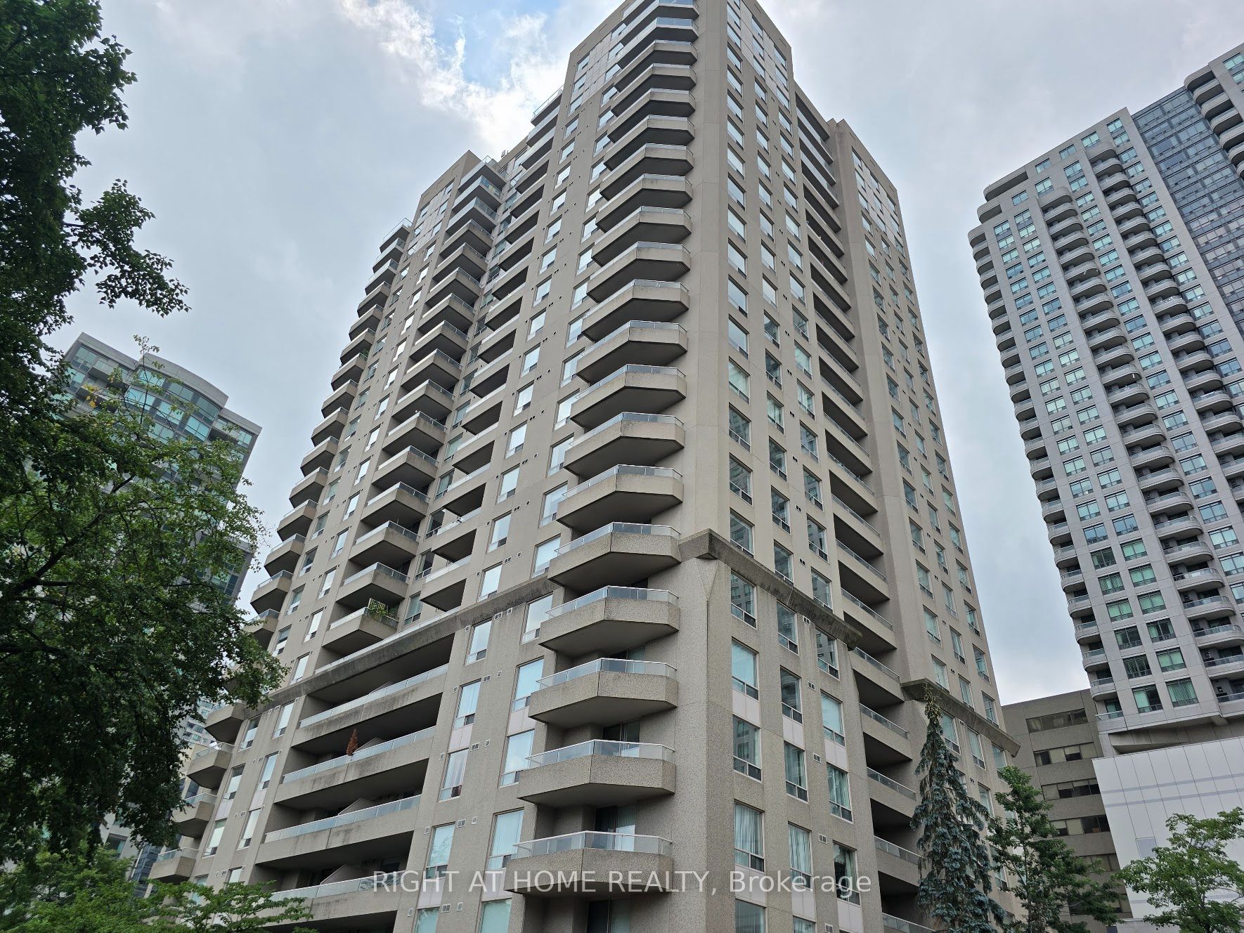 18 Hillcrest Avenue 1705, Toronto, ON M2N 6T5