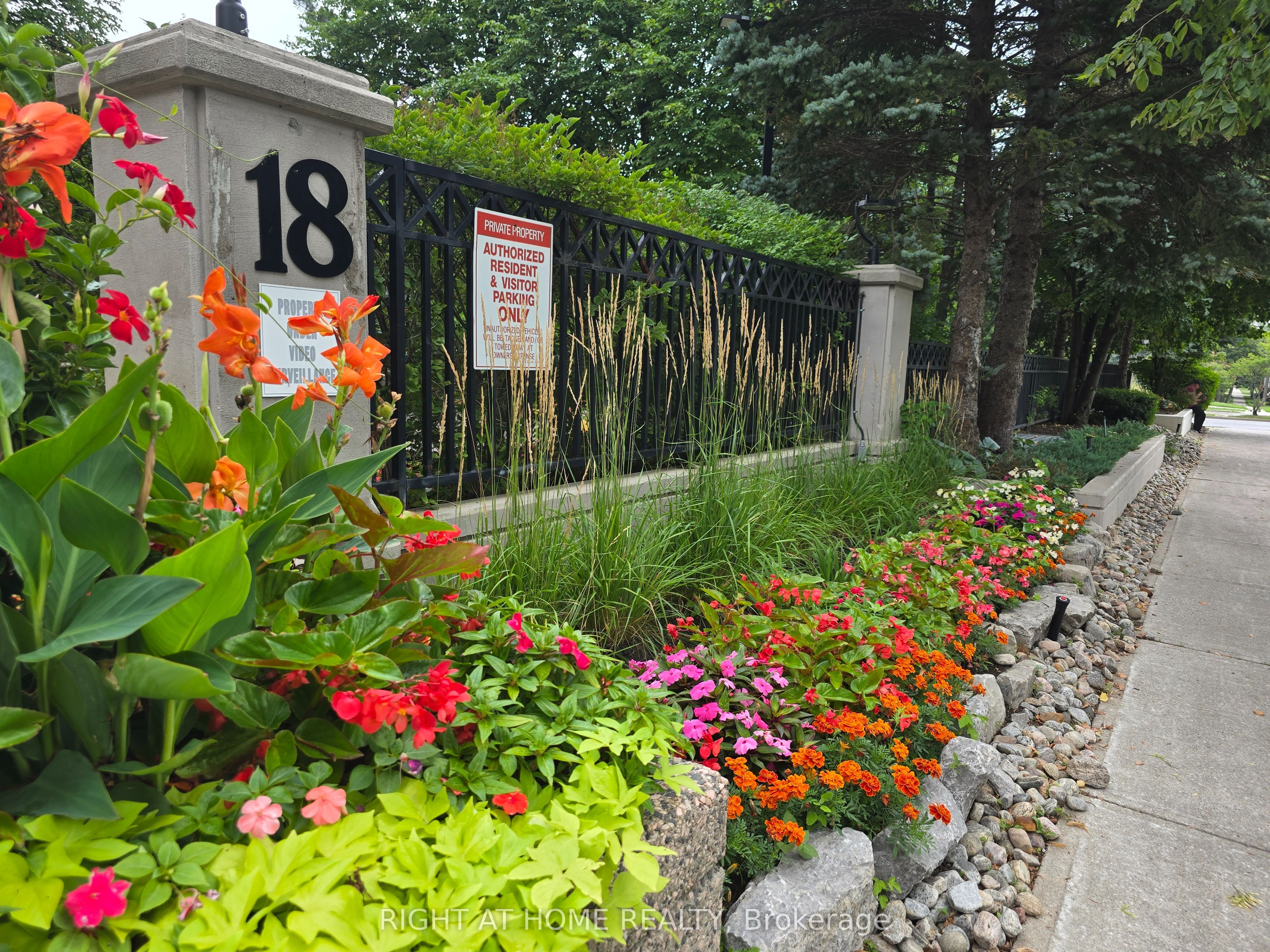 18 Hillcrest Avenue 1705, Toronto, ON M2N 6T5 photo 2