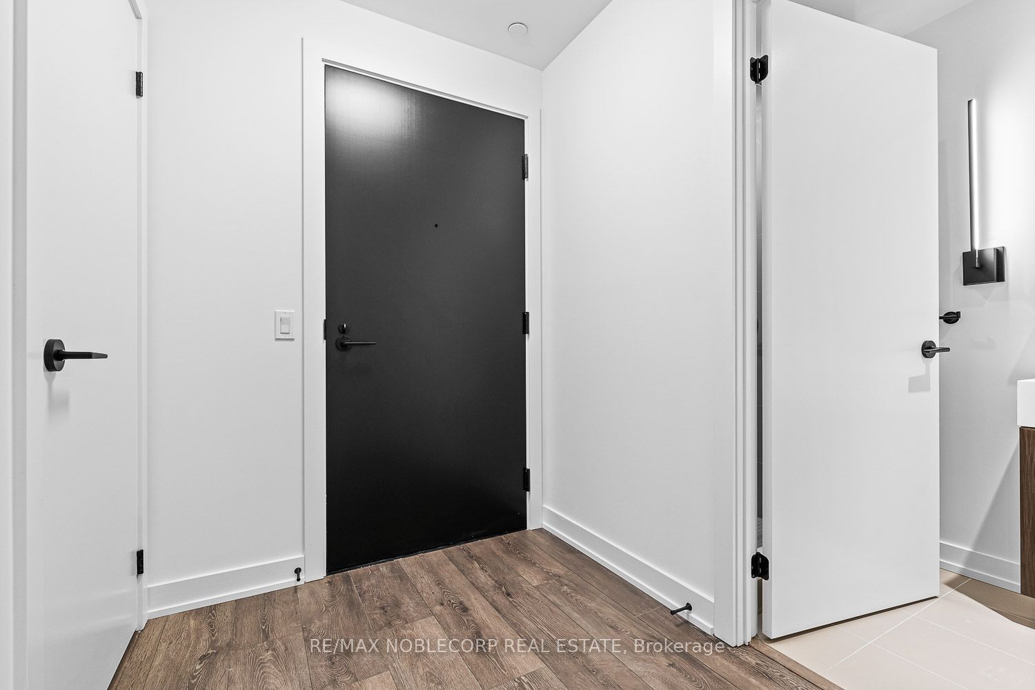 117 Broadway Avenue 817, Toronto, ON M4P 1V3 photo 3