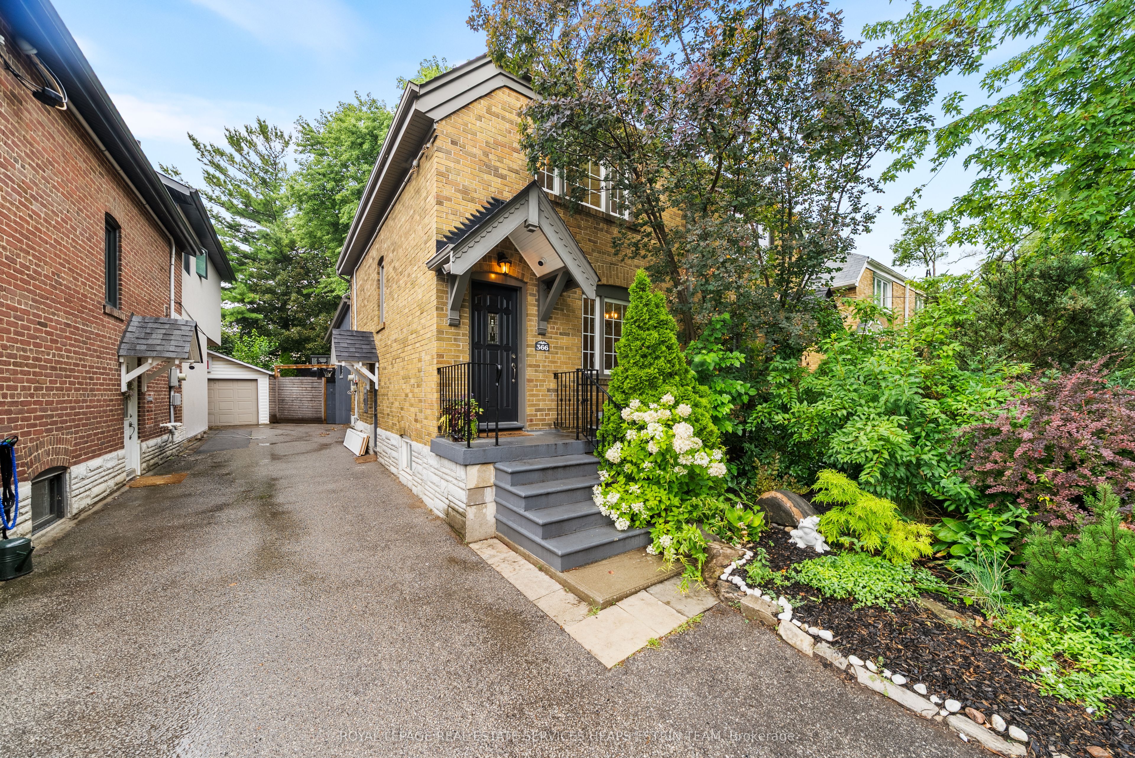 366 Laird Drive, Toronto, ON M4G 3X9 photo 2