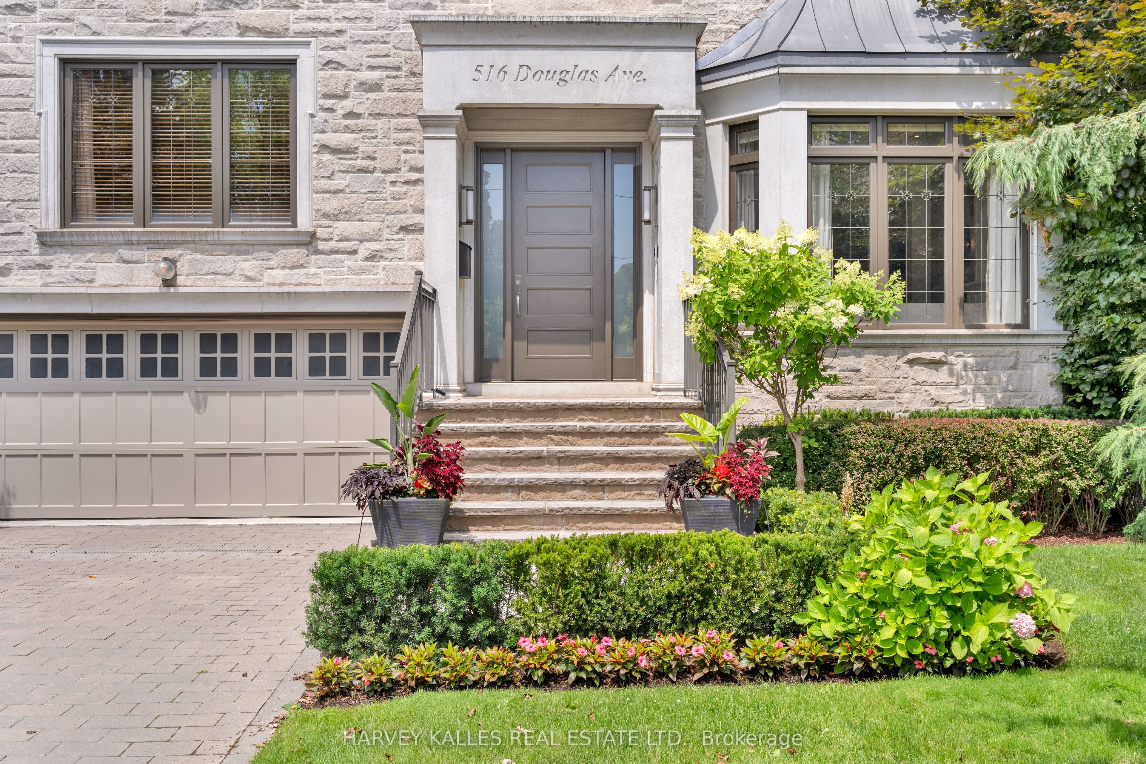 516 Douglas Avenue, Toronto, ON M5M 1H5 photo 3