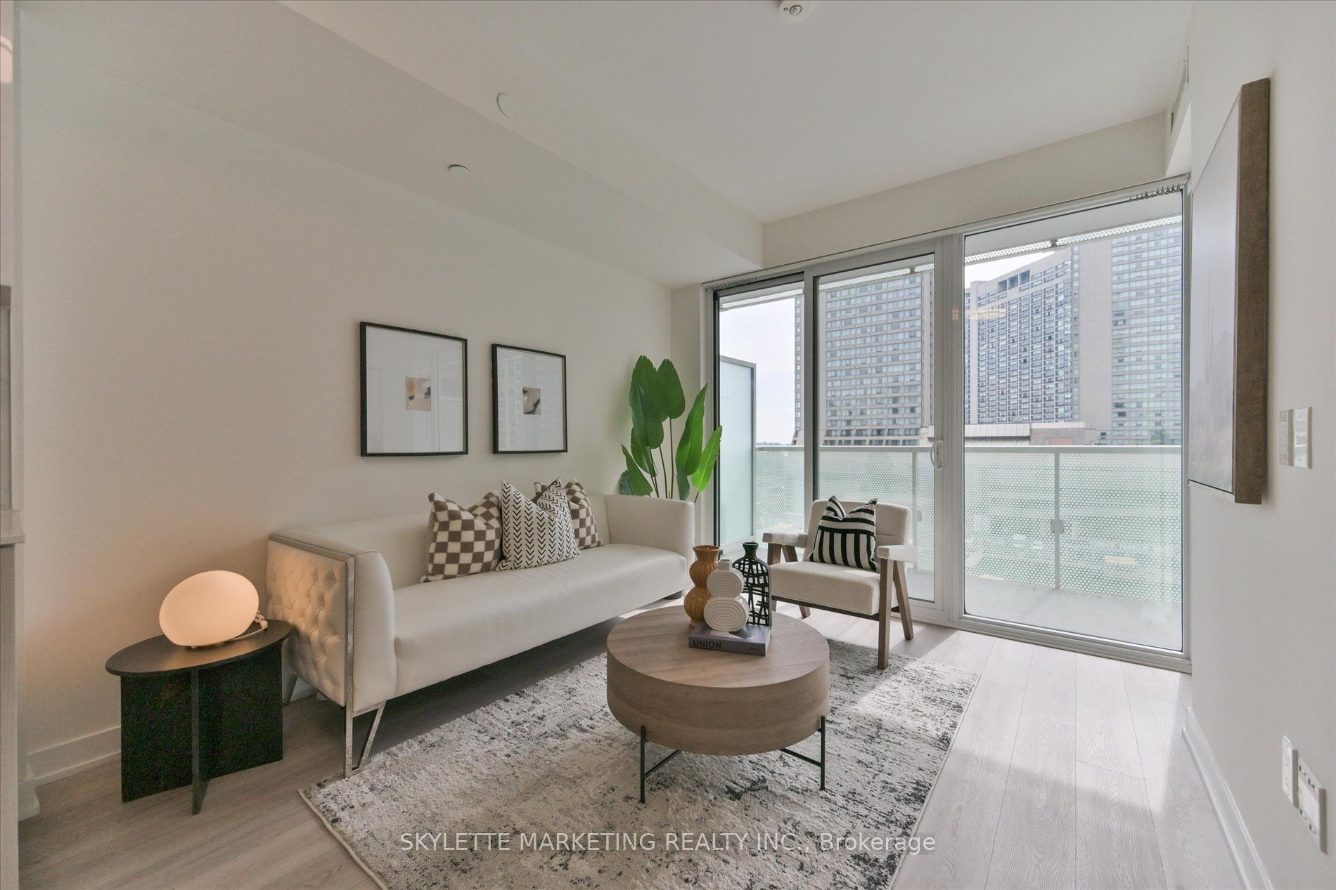 15 Queens Quay E 617, Toronto, ON M5E 0C5