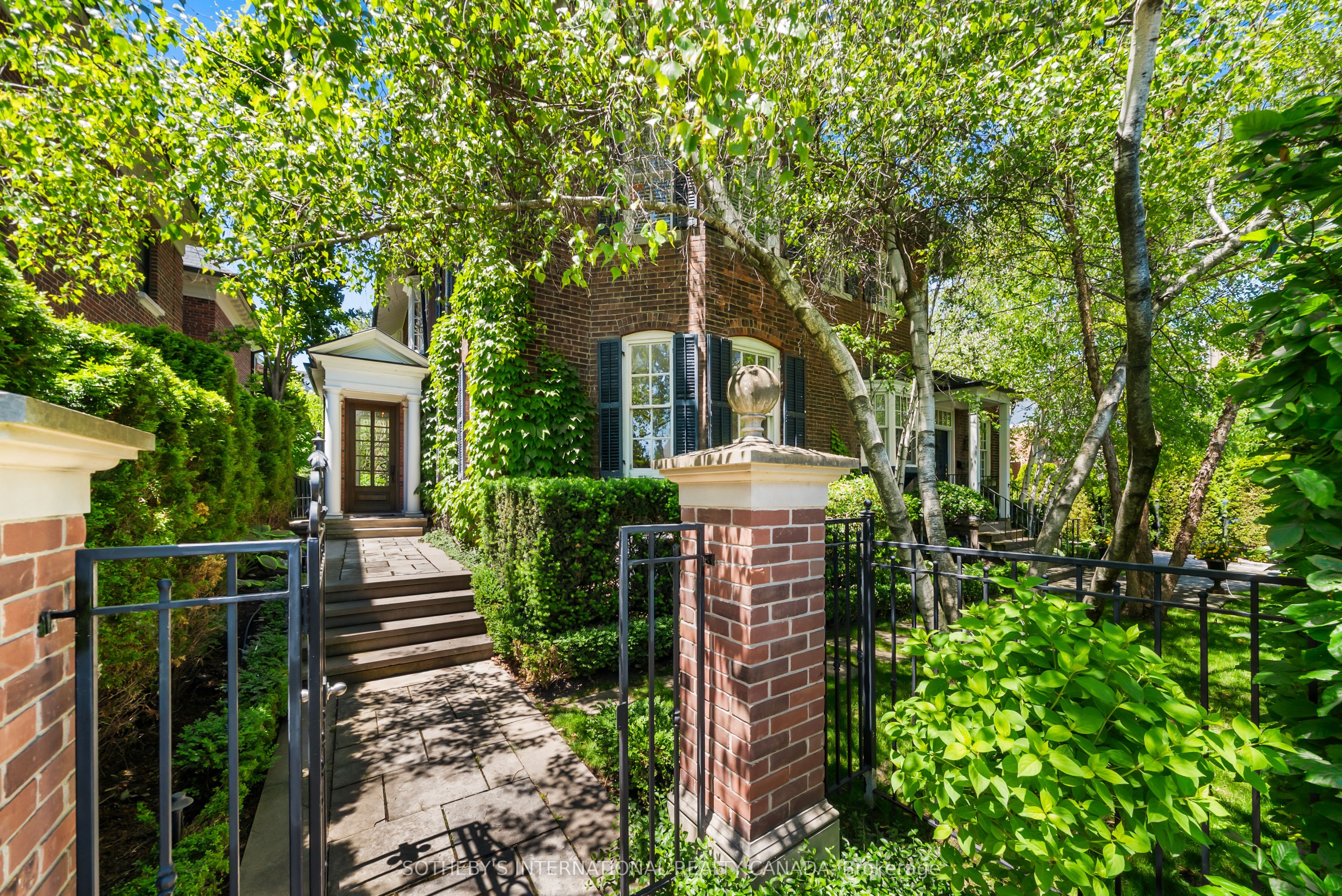 236 Poplar Plains Road, Toronto, ON M4V 2N7 photo 4