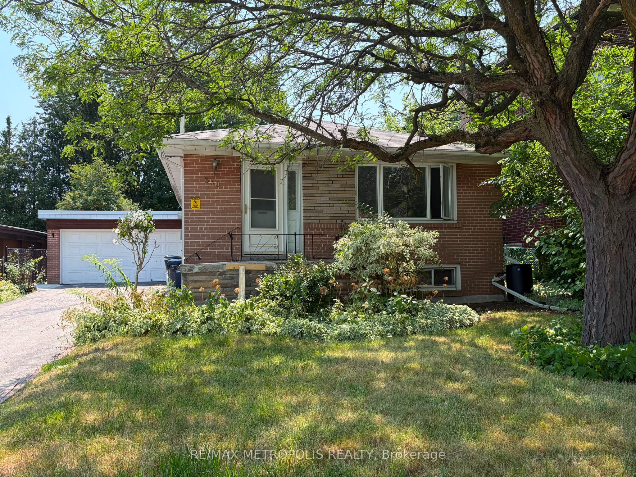 359 Patricia Avenue Main, Toronto, ON M2R 2M8