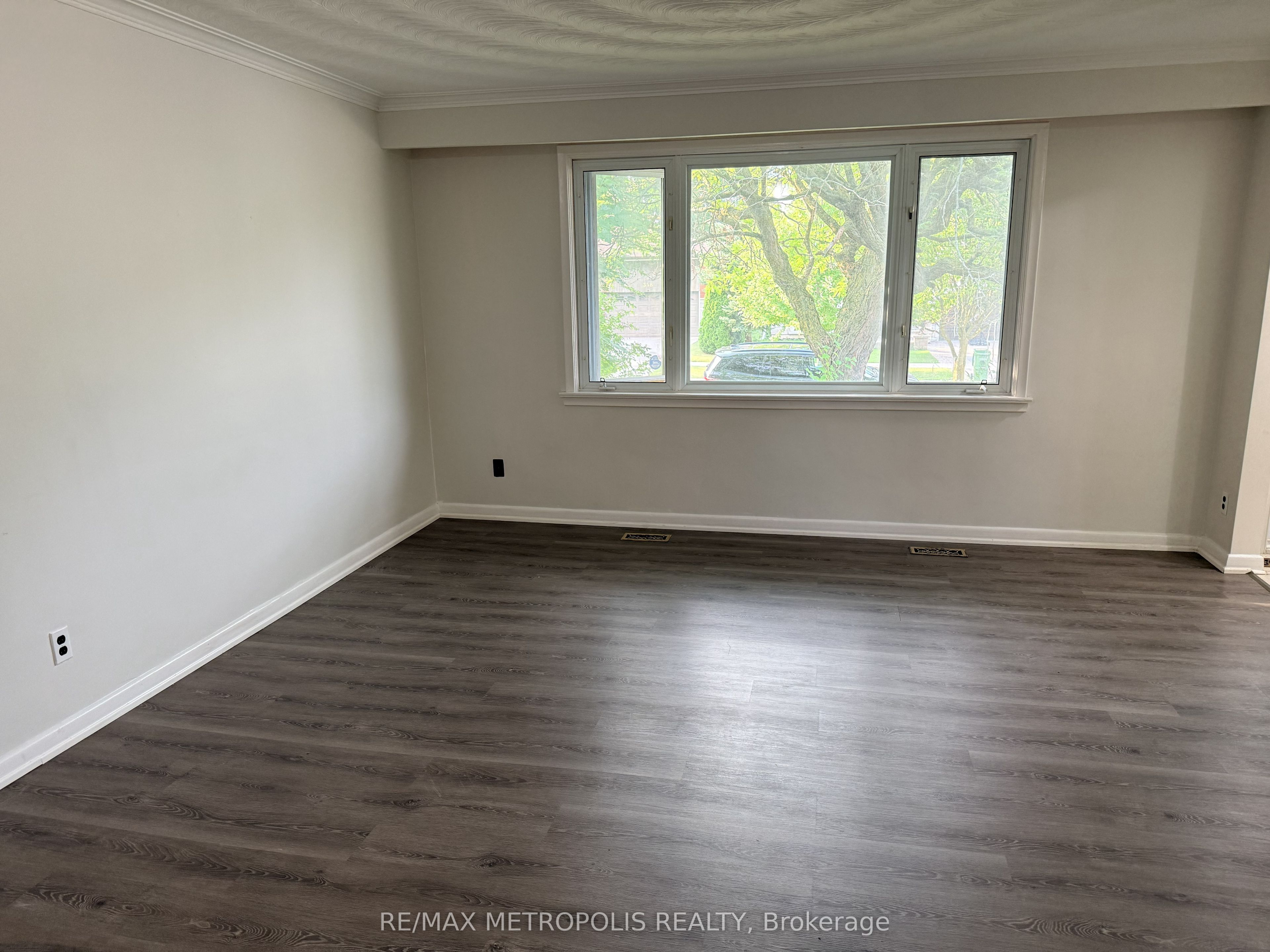359 Patricia Avenue Main, Toronto, ON M2R 2M8 photo 2