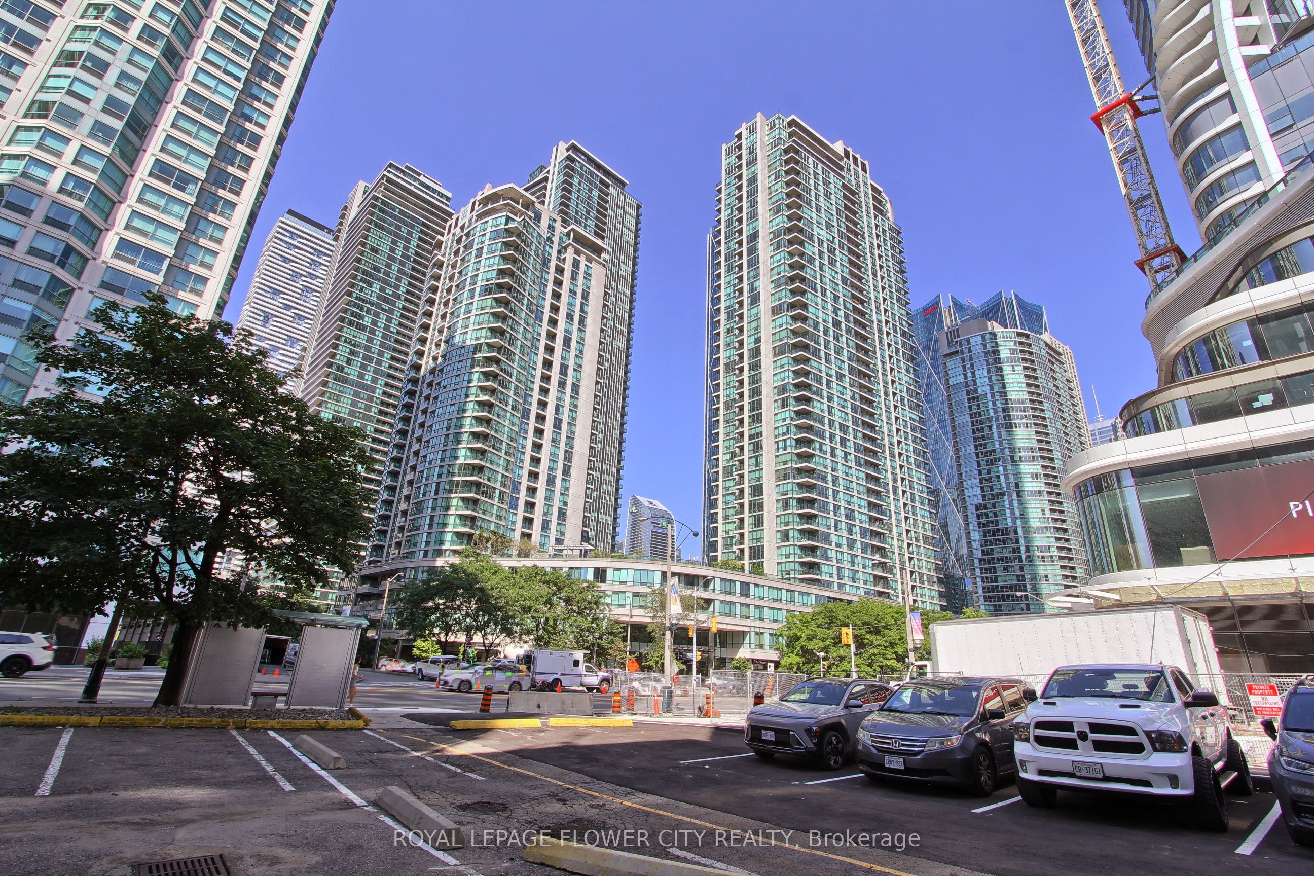 12 Yonge Street 302, Toronto, ON M5M 3G5 photo 2