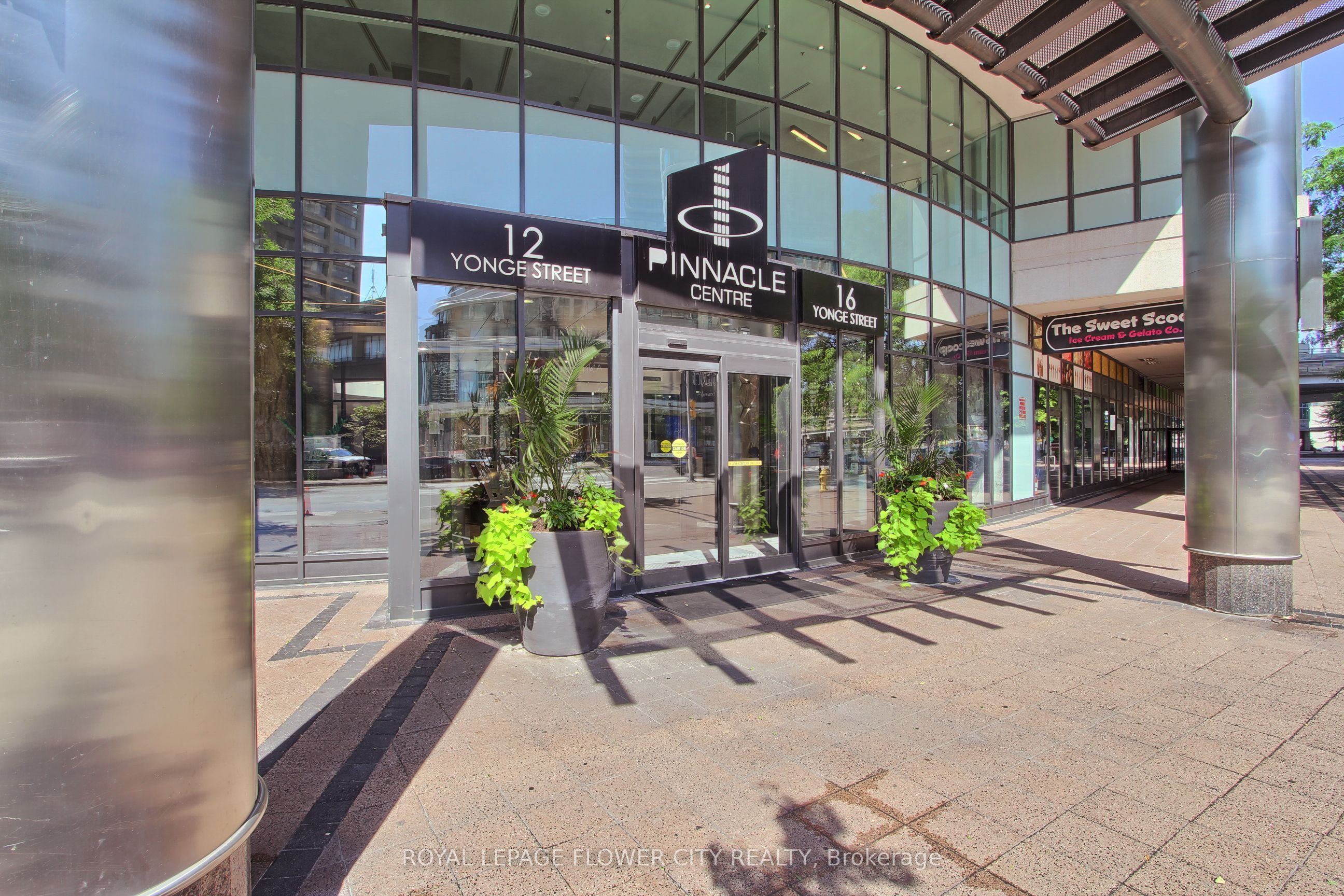 12 Yonge Street 302, Toronto, ON M5M 3G5 photo 3
