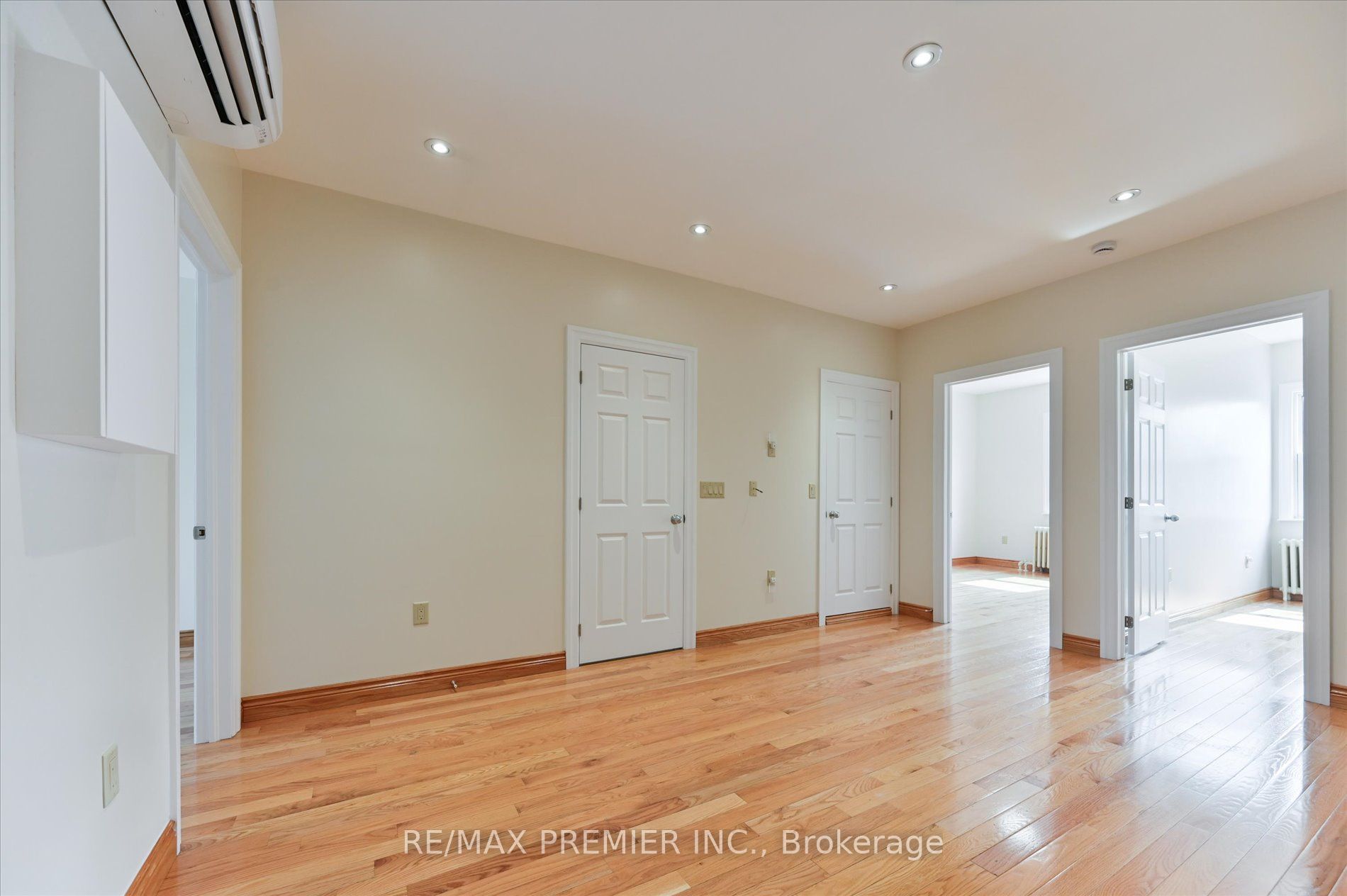 1575 Bayview Avenue, Toronto, ON M4G 3B5 photo 2