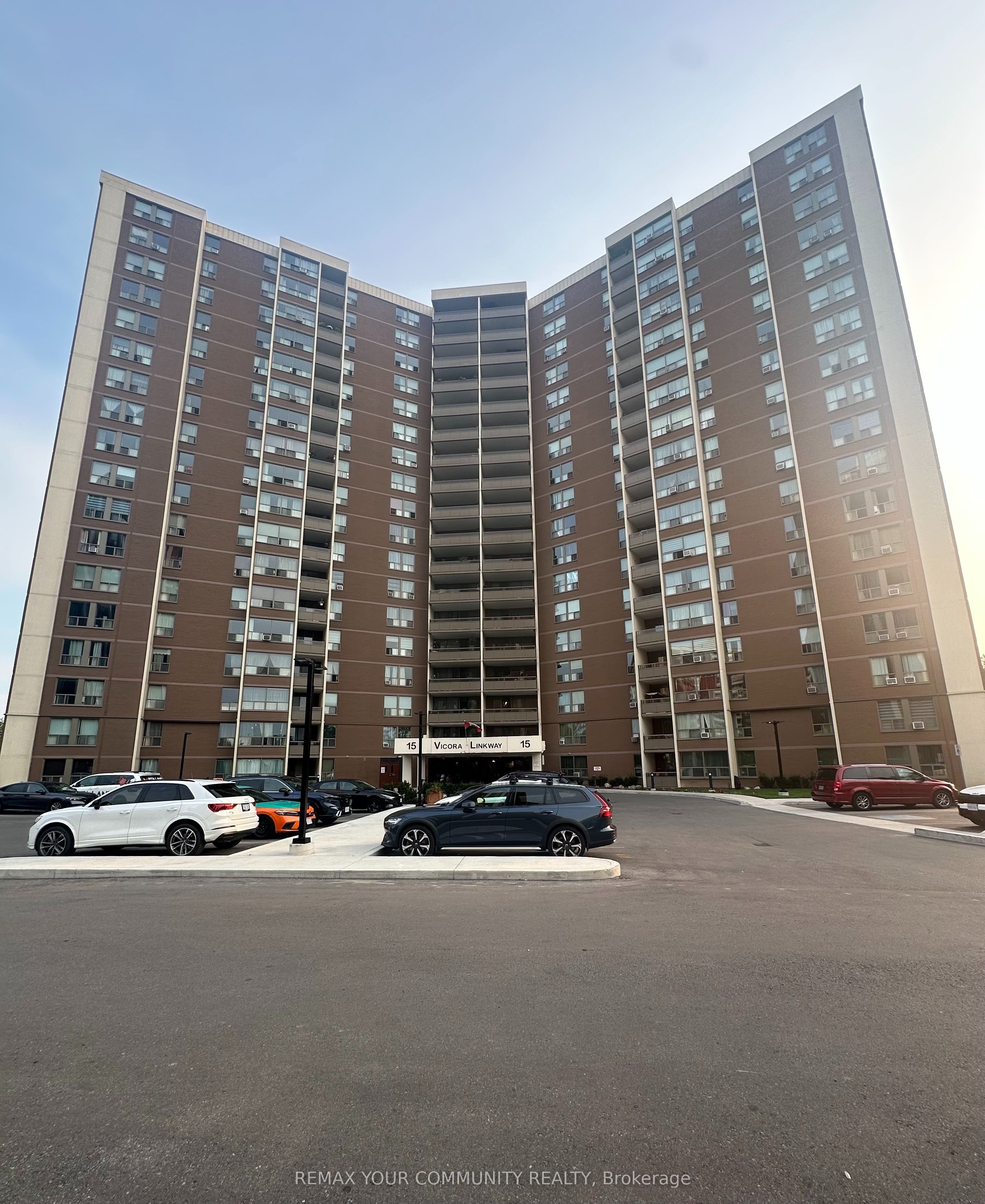15 Vicora Linkway 1711, Toronto, ON M3C 1A9