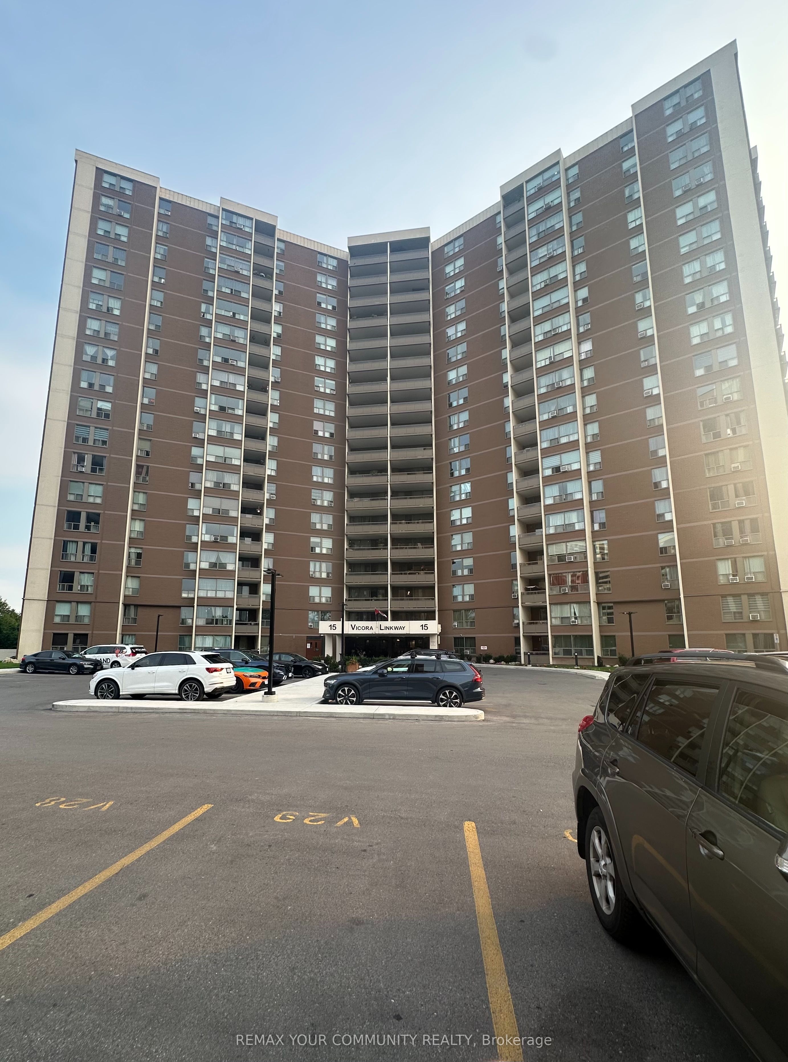 15 Vicora Linkway 1711, Toronto, ON M3C 1A9 photo 3