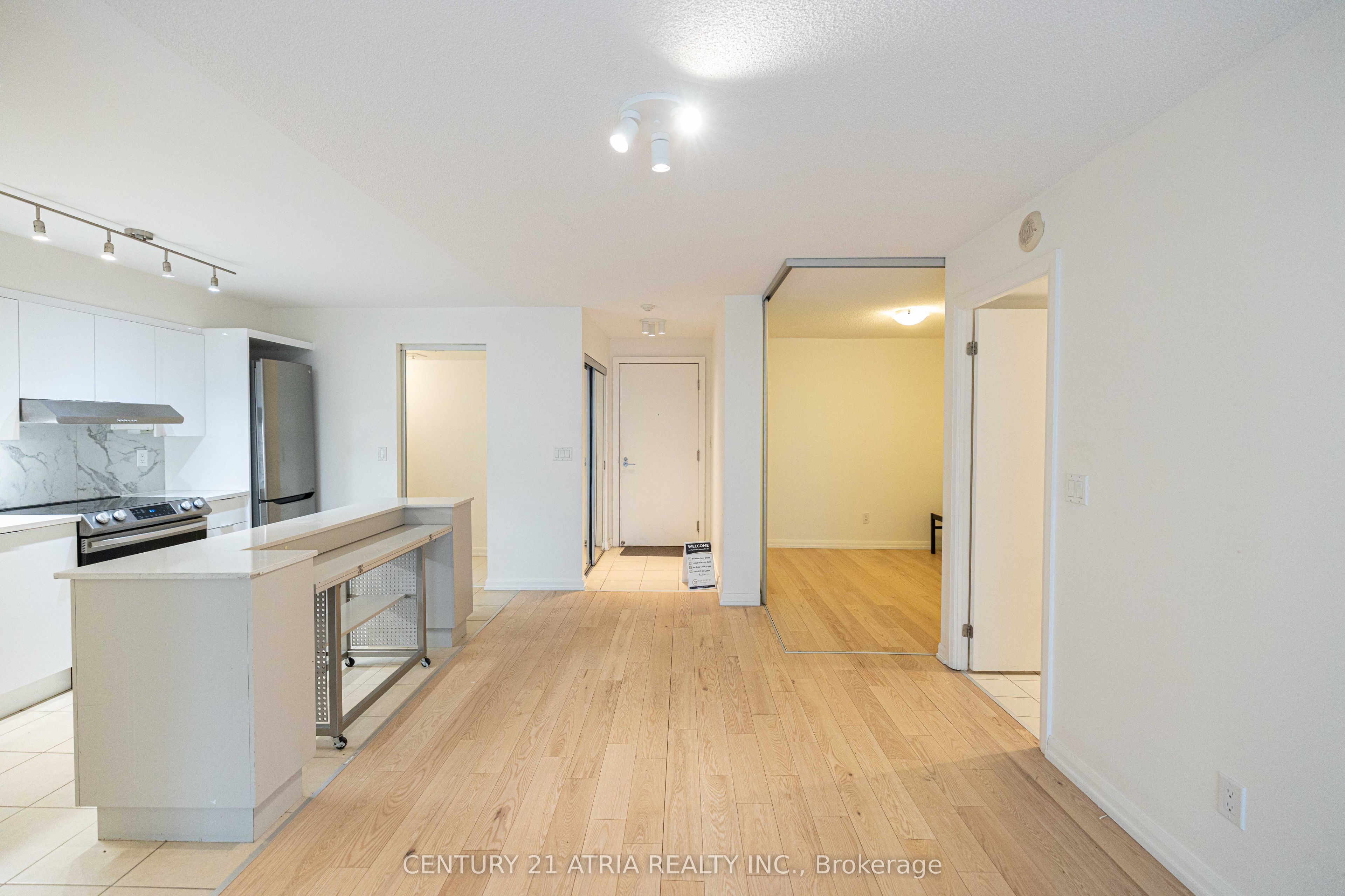 111 Elizabeth Street 606, Toronto, ON M5G 1P7 photo 5