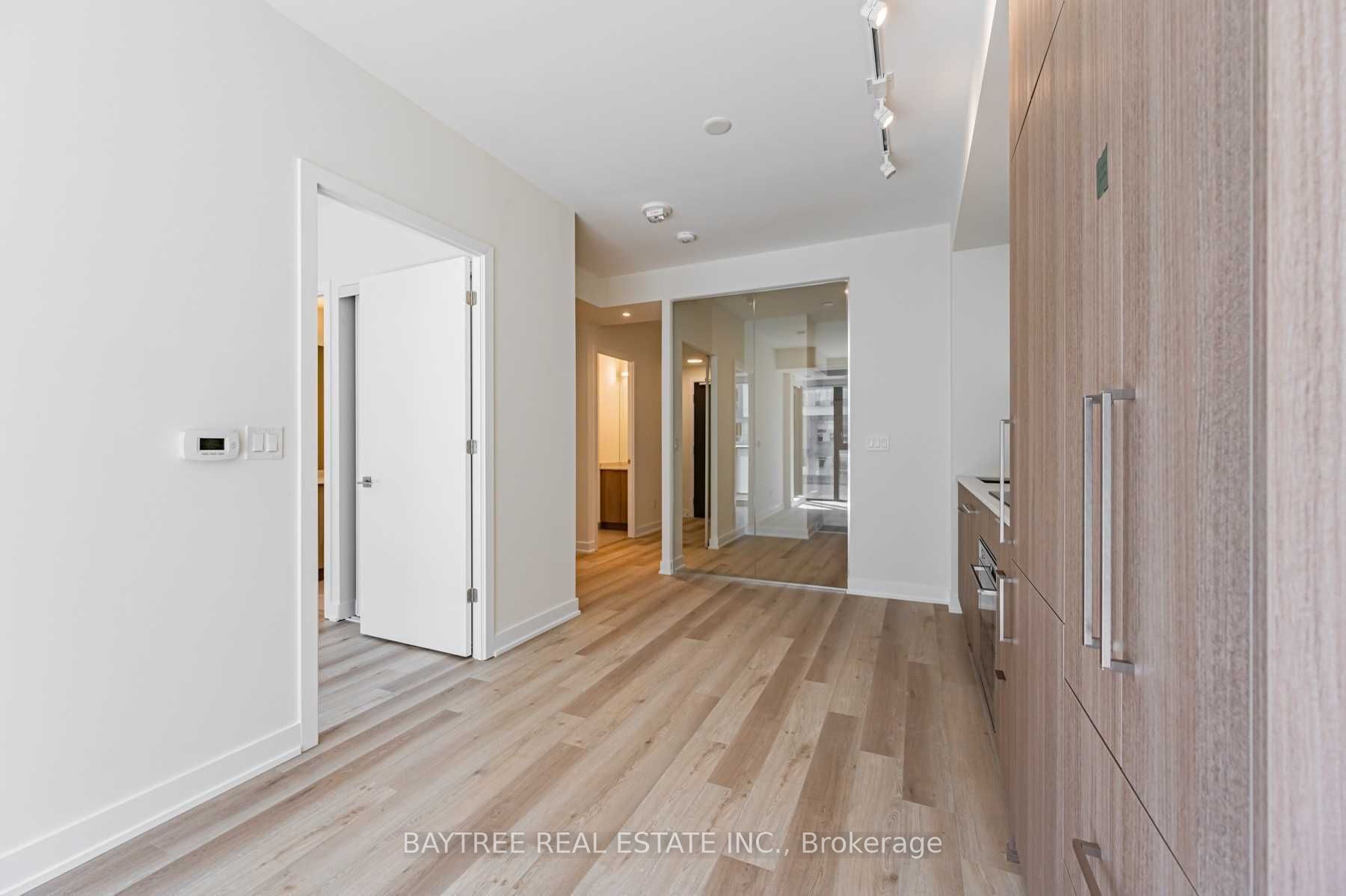 840 St Clair Avenue W 414, Toronto, ON M6C 1C1 photo 3