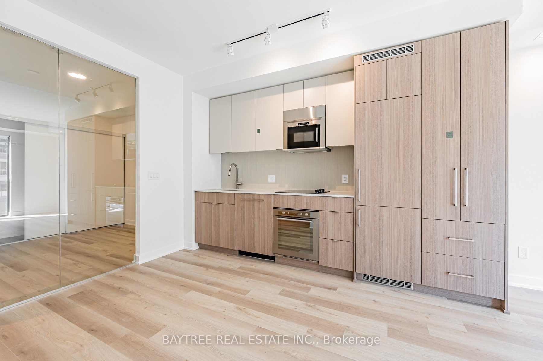 840 St Clair Avenue W 414, Toronto, ON M6C 1C1 photo 4