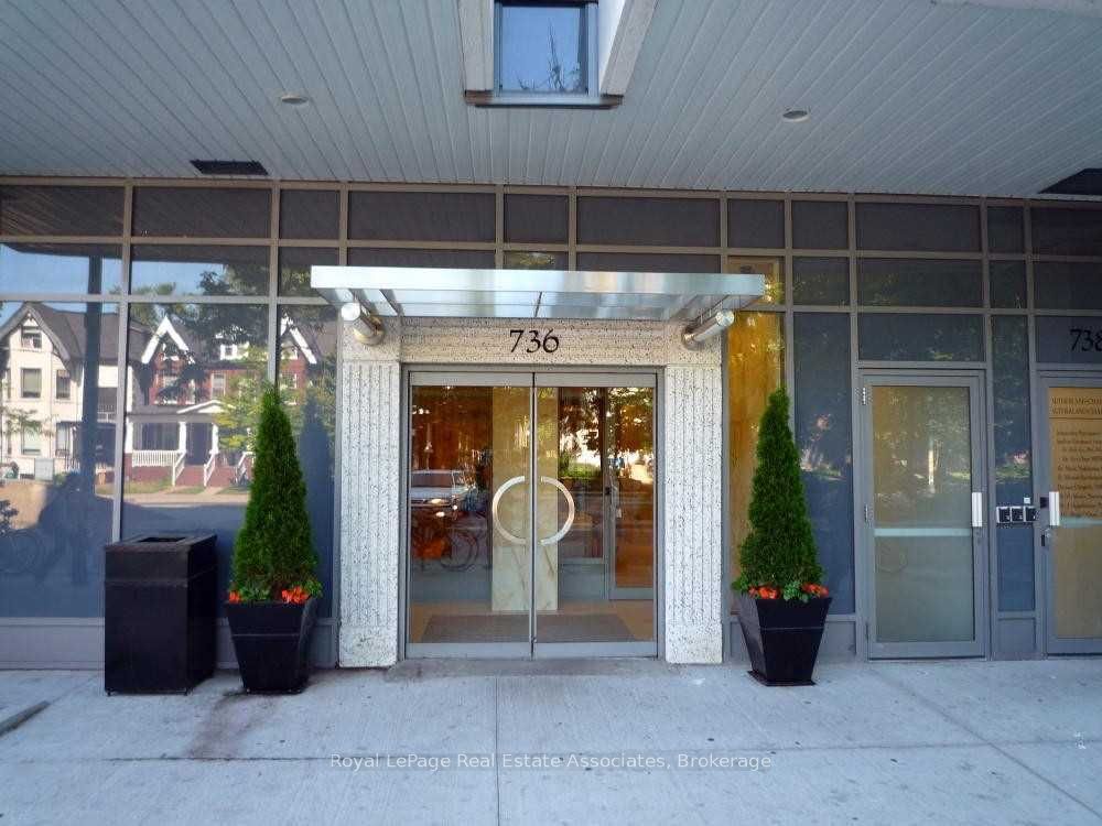 736 Spadina Avenue 911, Toronto, ON M5S 2J6 photo 2