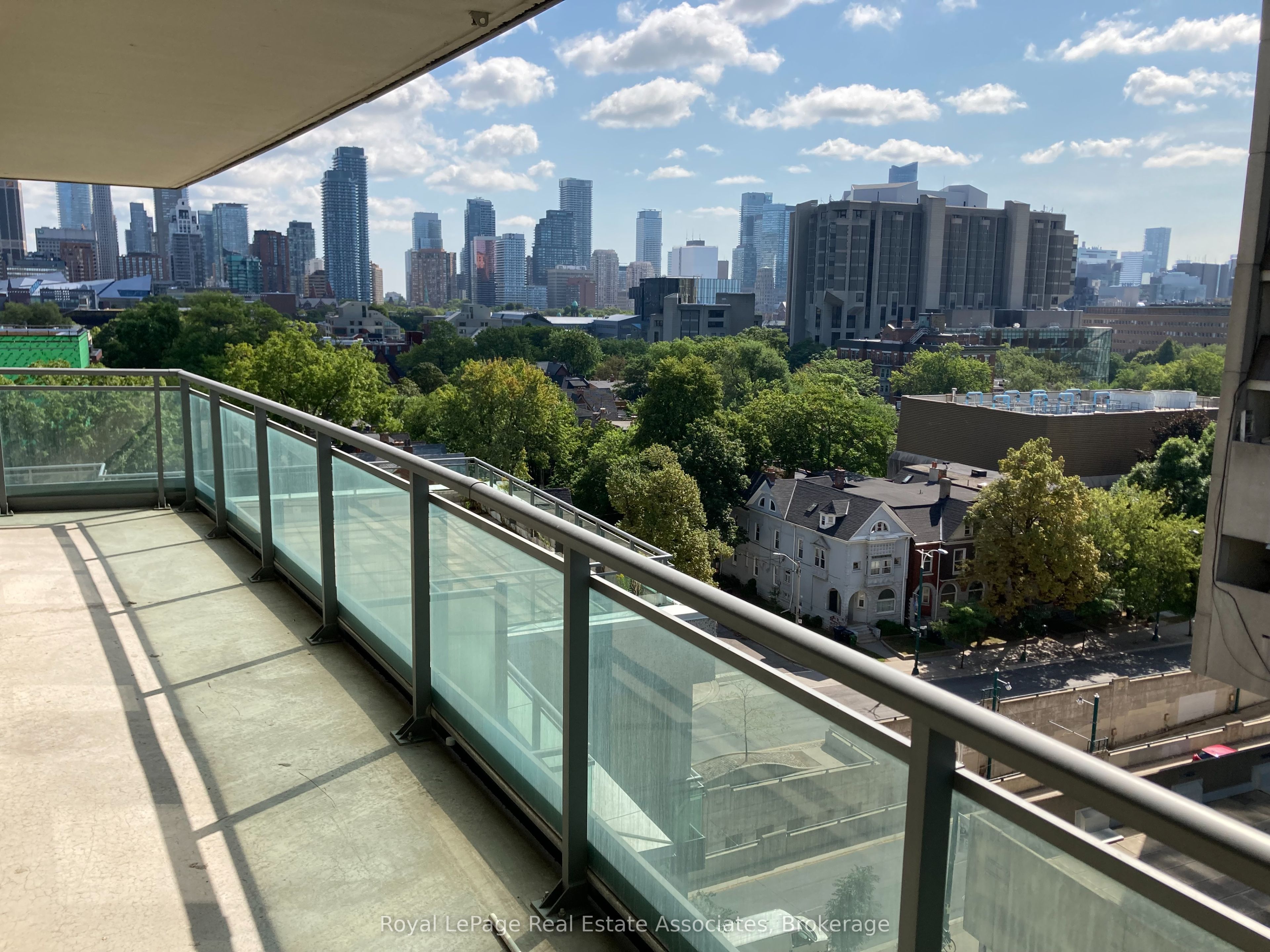 736 Spadina Avenue 911, Toronto, ON M5S 2J6 photo 3