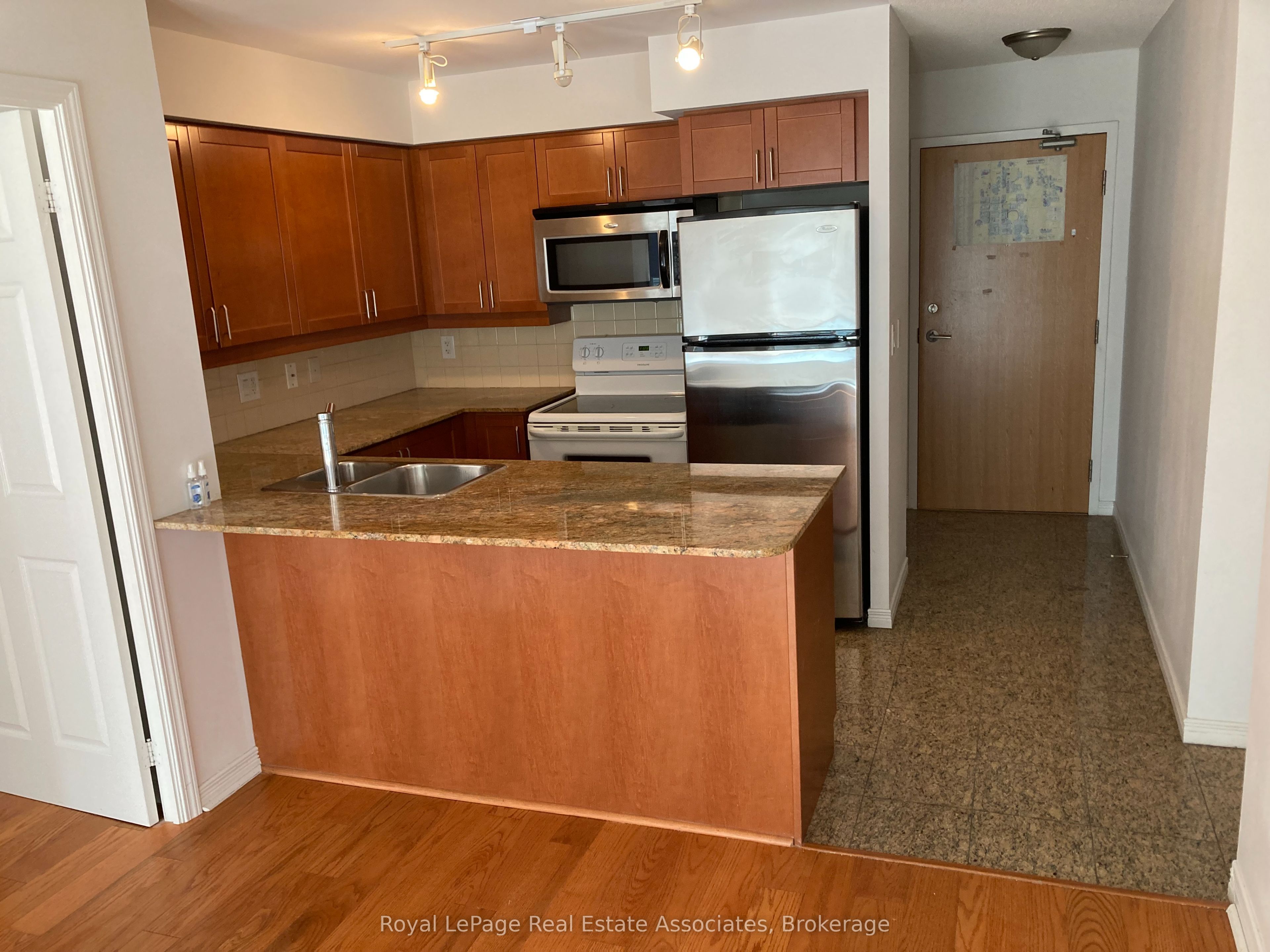 736 Spadina Avenue 911, Toronto, ON M5S 2J6 photo 4