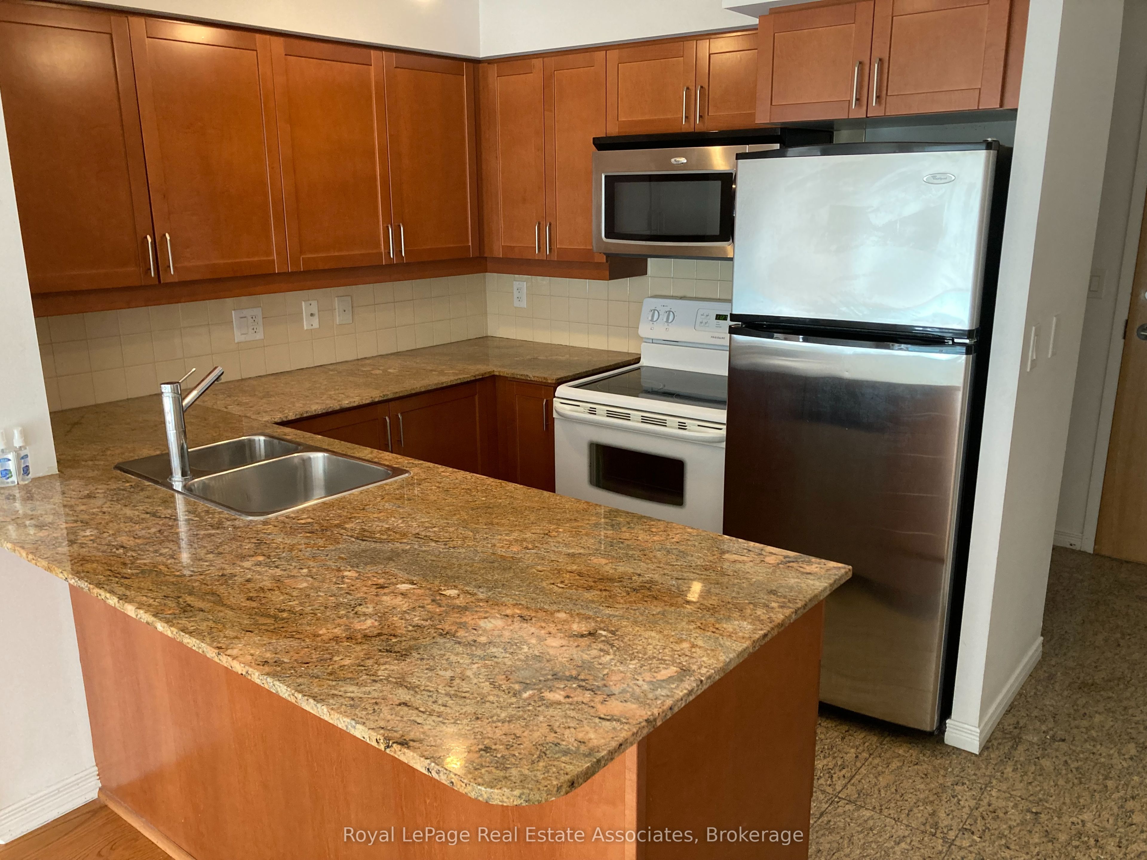 736 Spadina Avenue 911, Toronto, ON M5S 2J6 photo 5