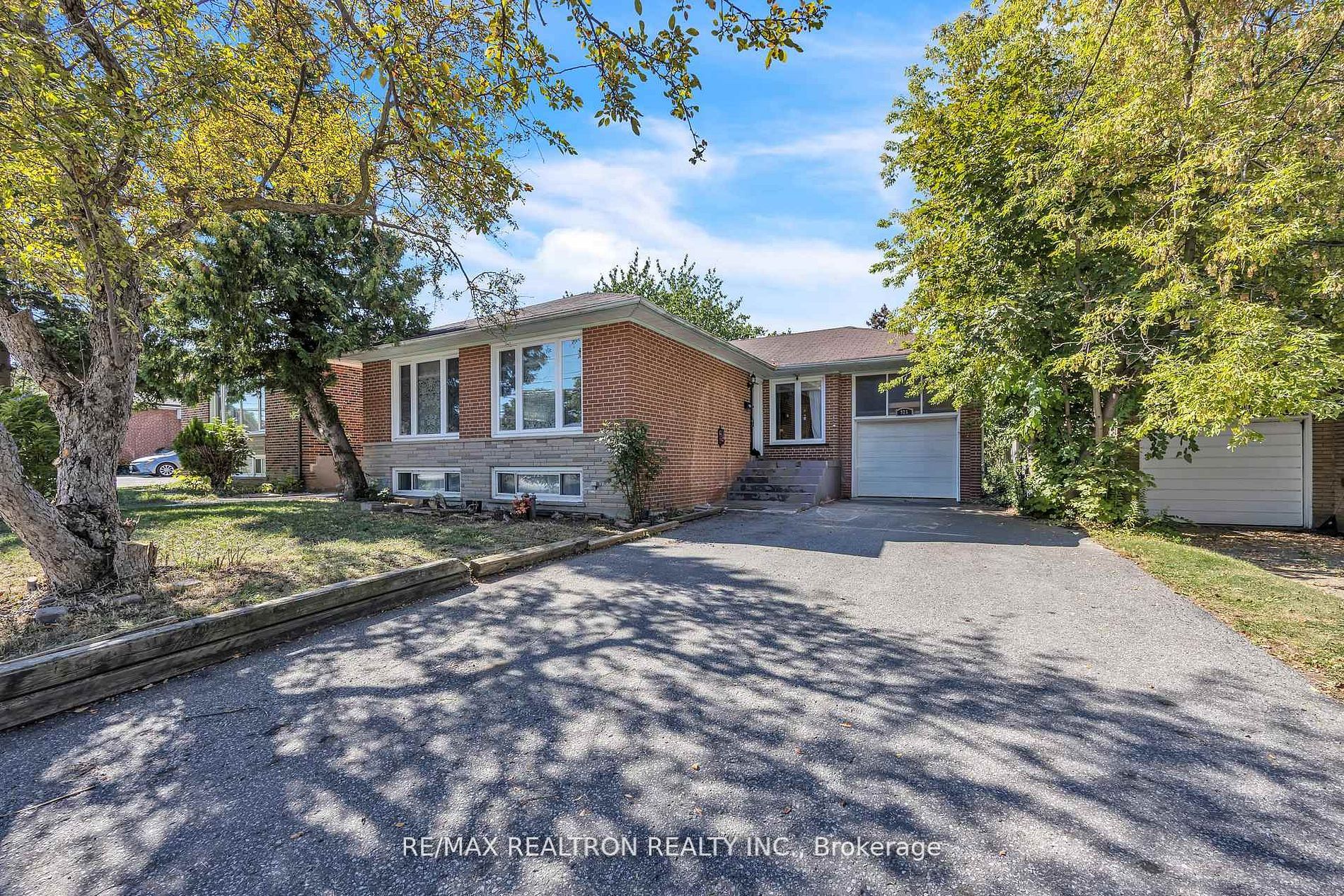 926 Willowdale Avenue Main, Toronto, ON M2M 3C1