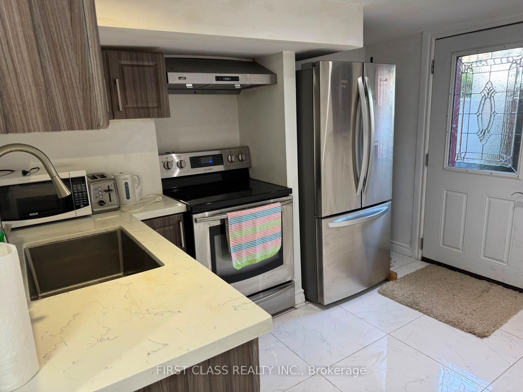 524 Bathurst Street Bsmnt, Toronto, ON M5S 2P9
