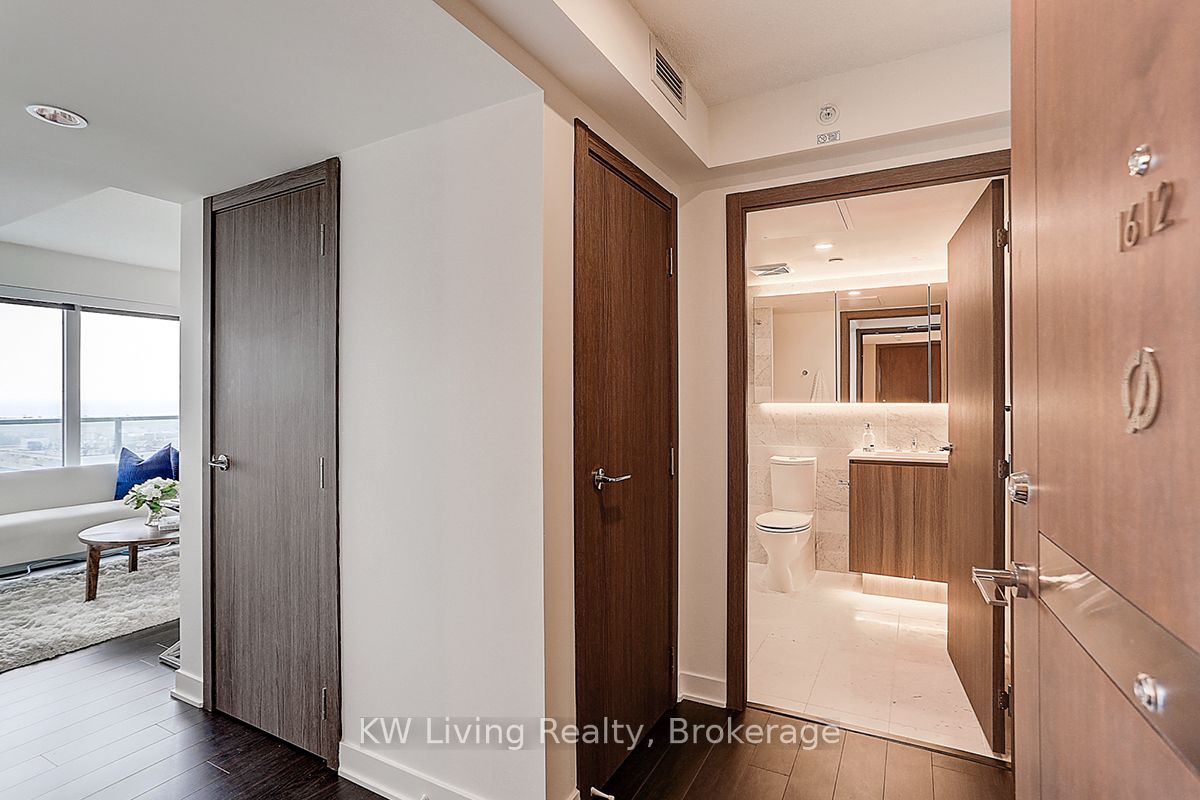 19 Bathurst Street 1612, Toronto, ON M5V 0N2 photo 2
