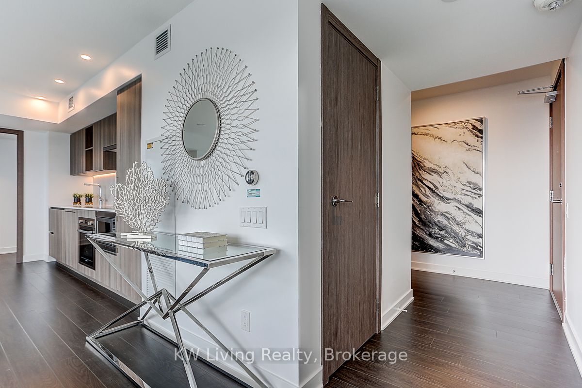 19 Bathurst Street 1612, Toronto, ON M5V 0N2 photo 3