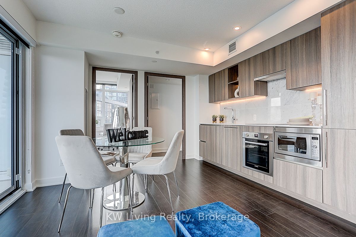 19 Bathurst Street 1612, Toronto, ON M5V 0N2 photo 5