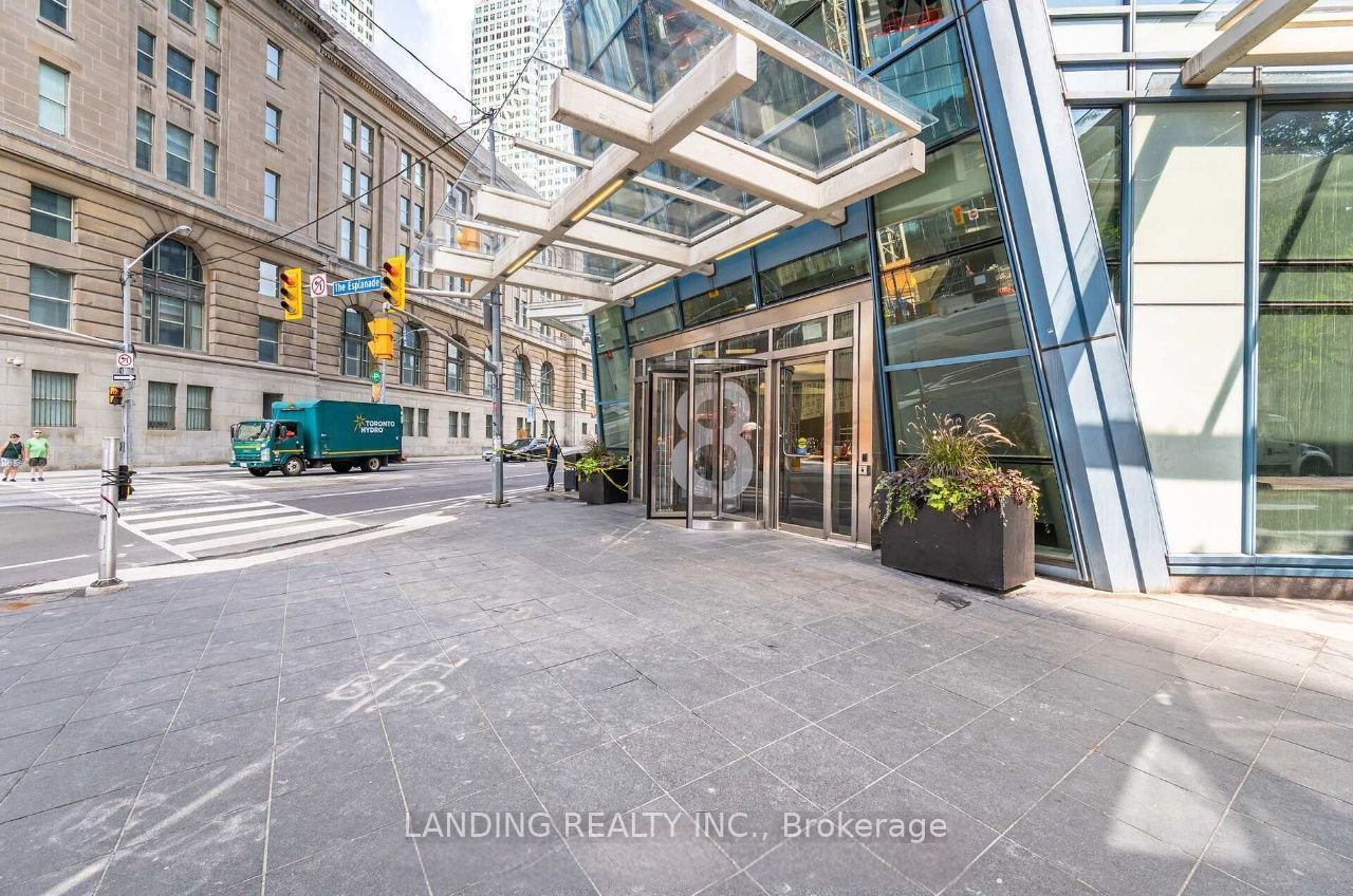 8 The Esplanade Avenue 3304, Toronto, ON M5E 0A6 photo 2