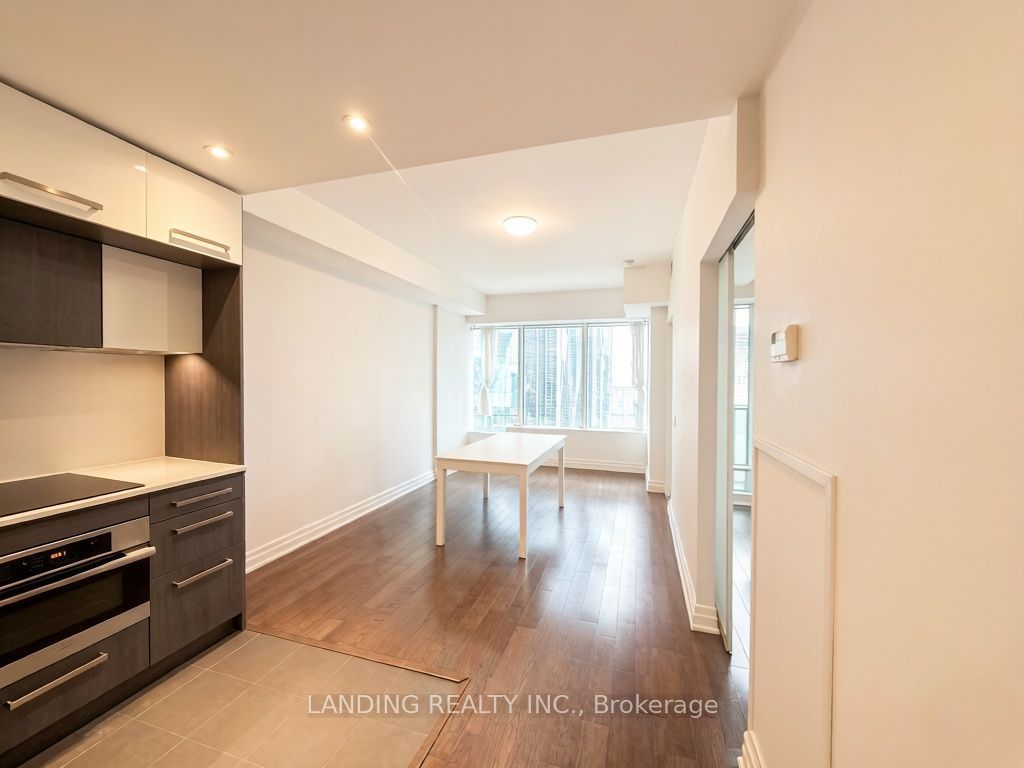 8 The Esplanade Avenue 3304, Toronto, ON M5E 0A6 photo 3