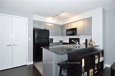 12 Yonge Street 1701, Toronto, ON M5E 1Z9 photo 4